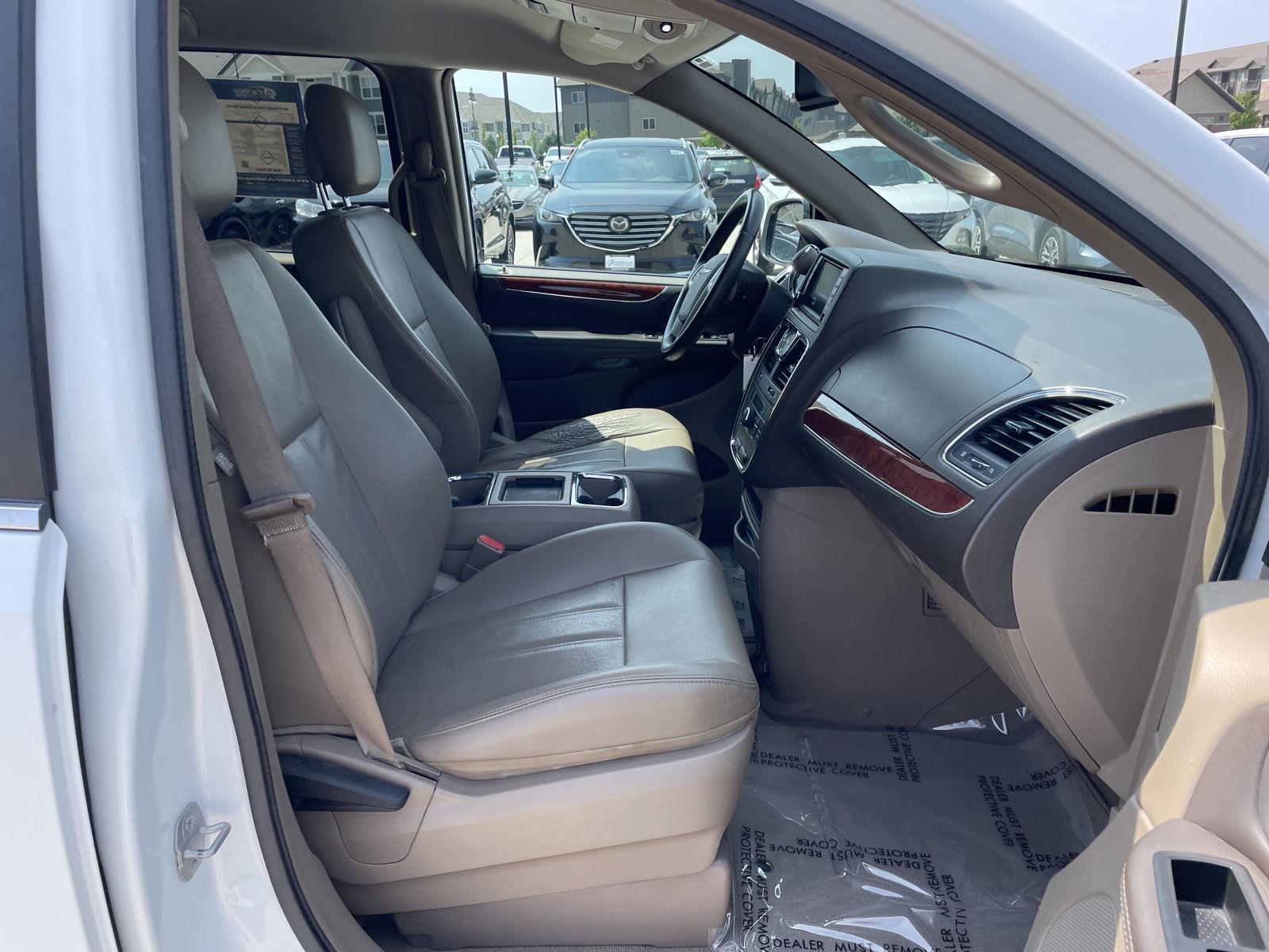Used 2014 Chrysler Town and Country for sale in Lincoln NE