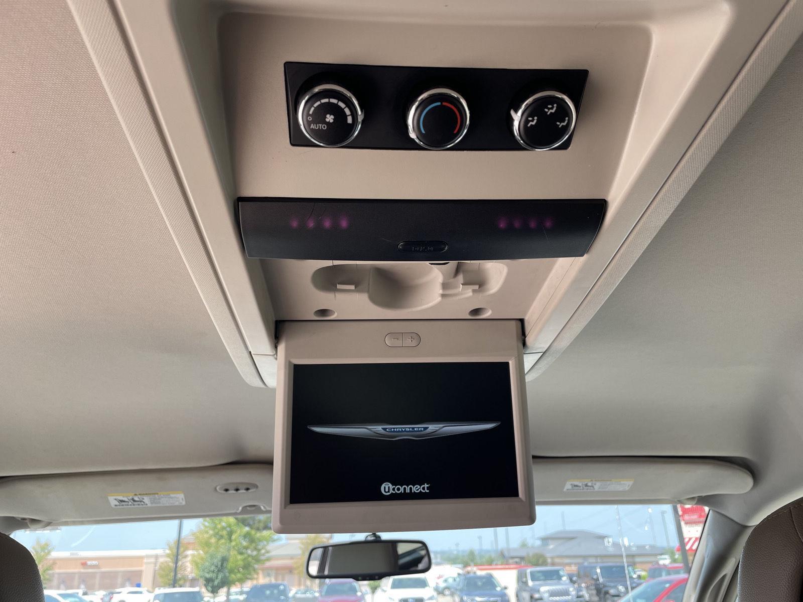 Used 2014 Chrysler Town and Country for sale in Lincoln NE