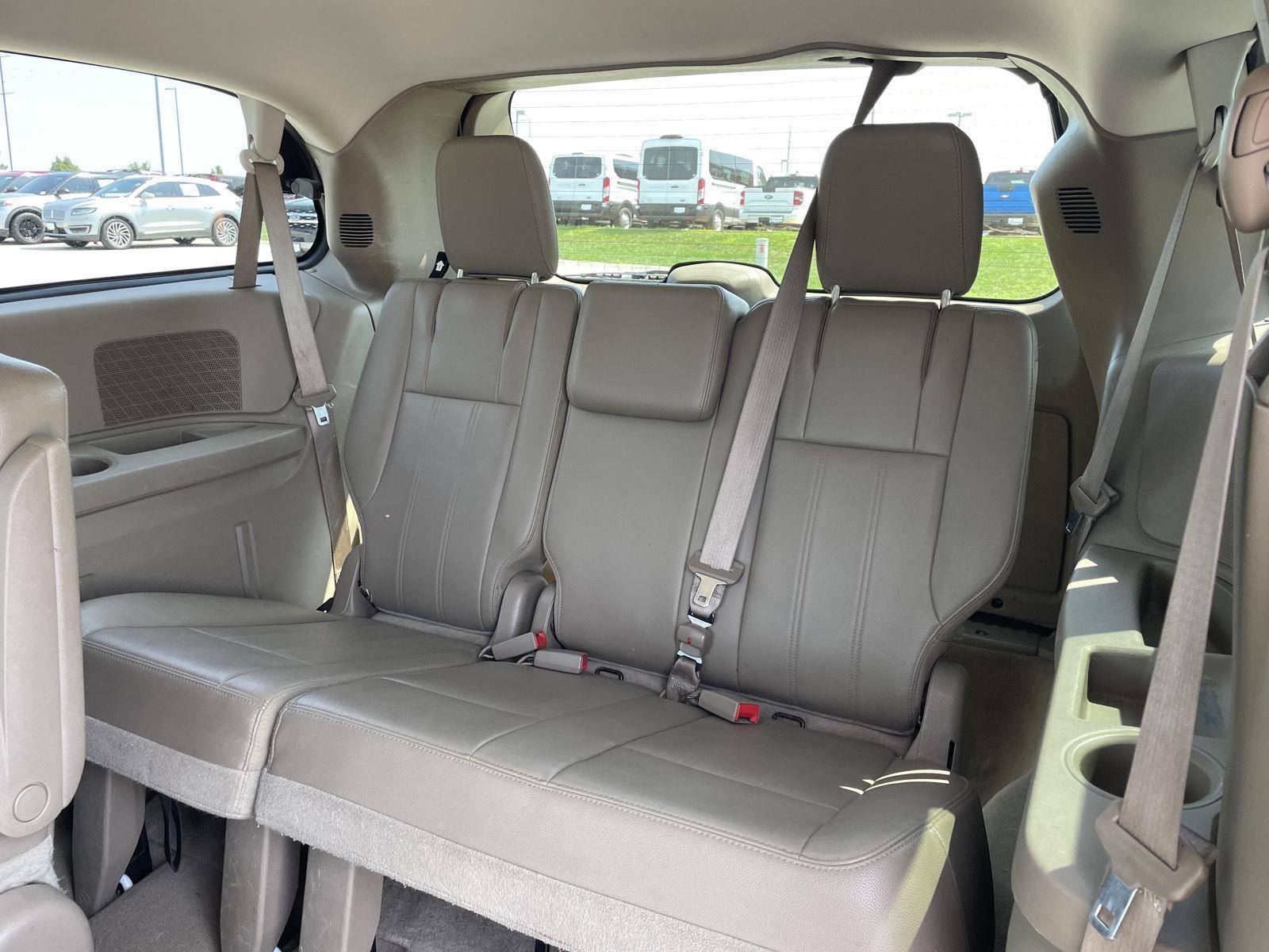Used 2014 Chrysler Town and Country for sale in Lincoln NE