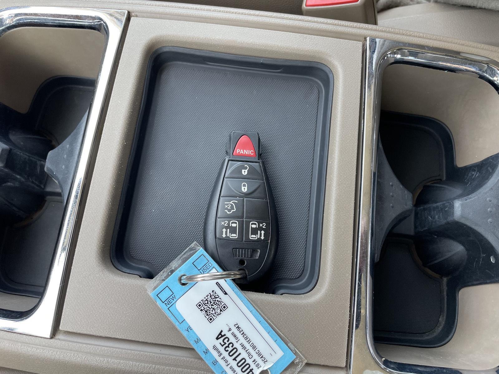 Used 2014 Chrysler Town and Country for sale in Lincoln NE