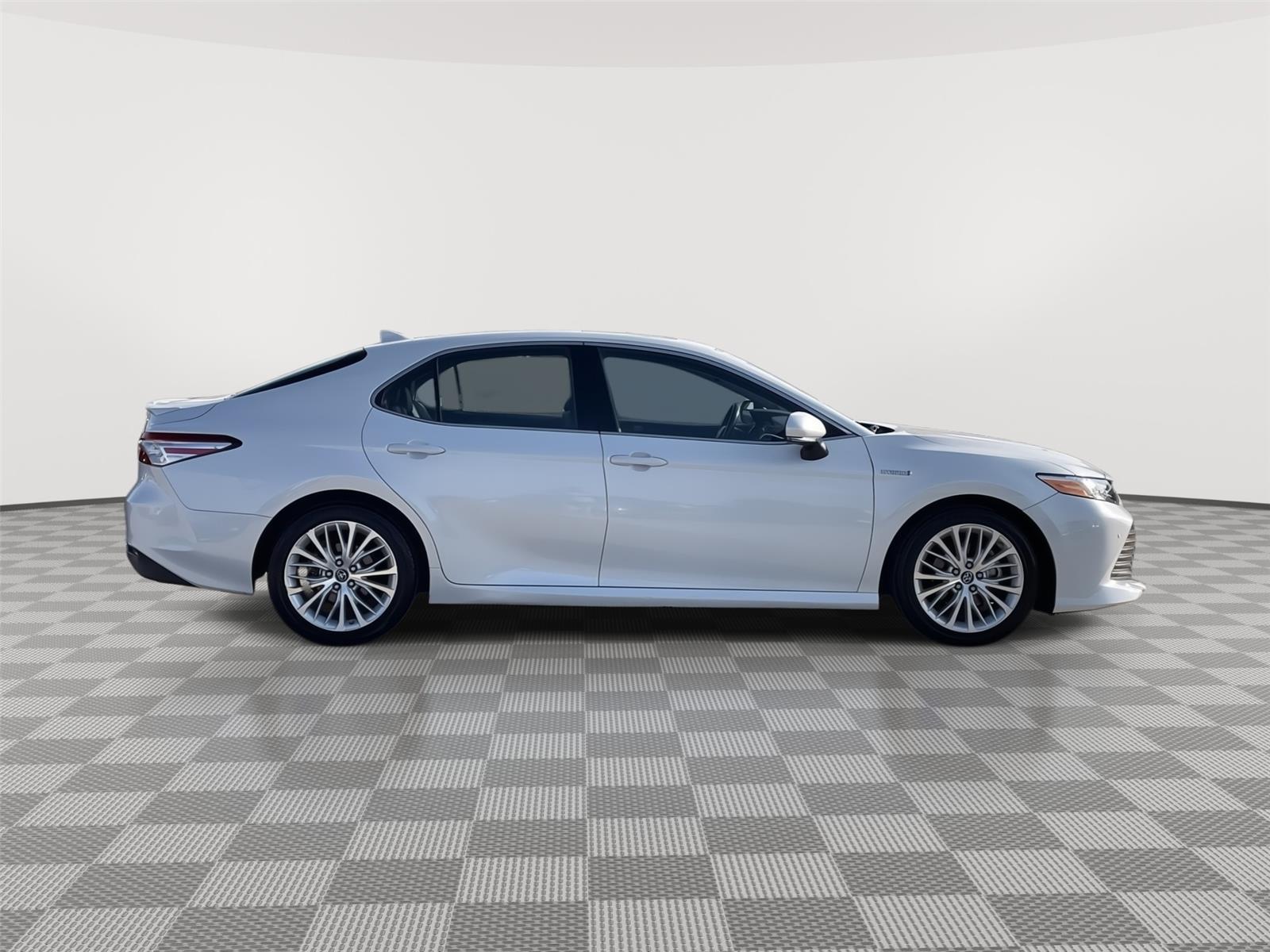 2018 Toyota Camry Hybrid XLE photo 2