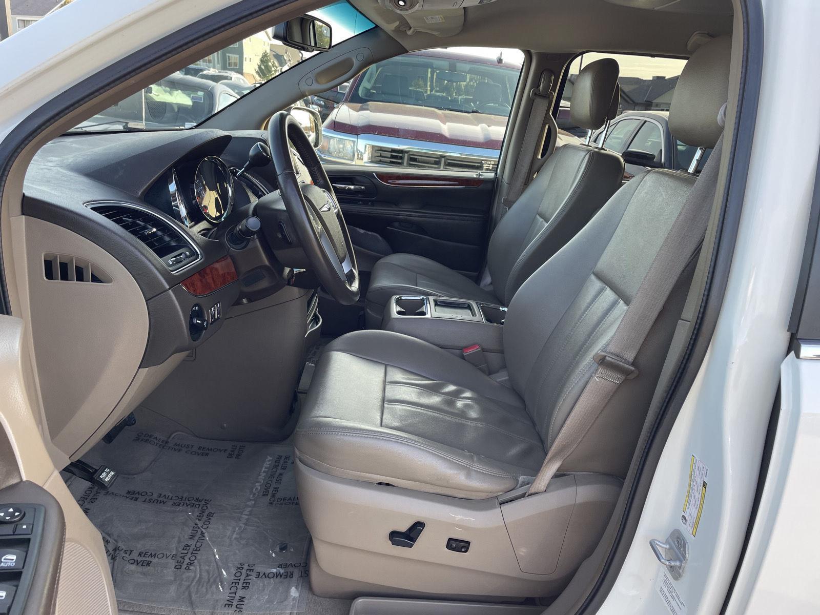 Used 2013 Chrysler Town and Country for sale in Lincoln NE