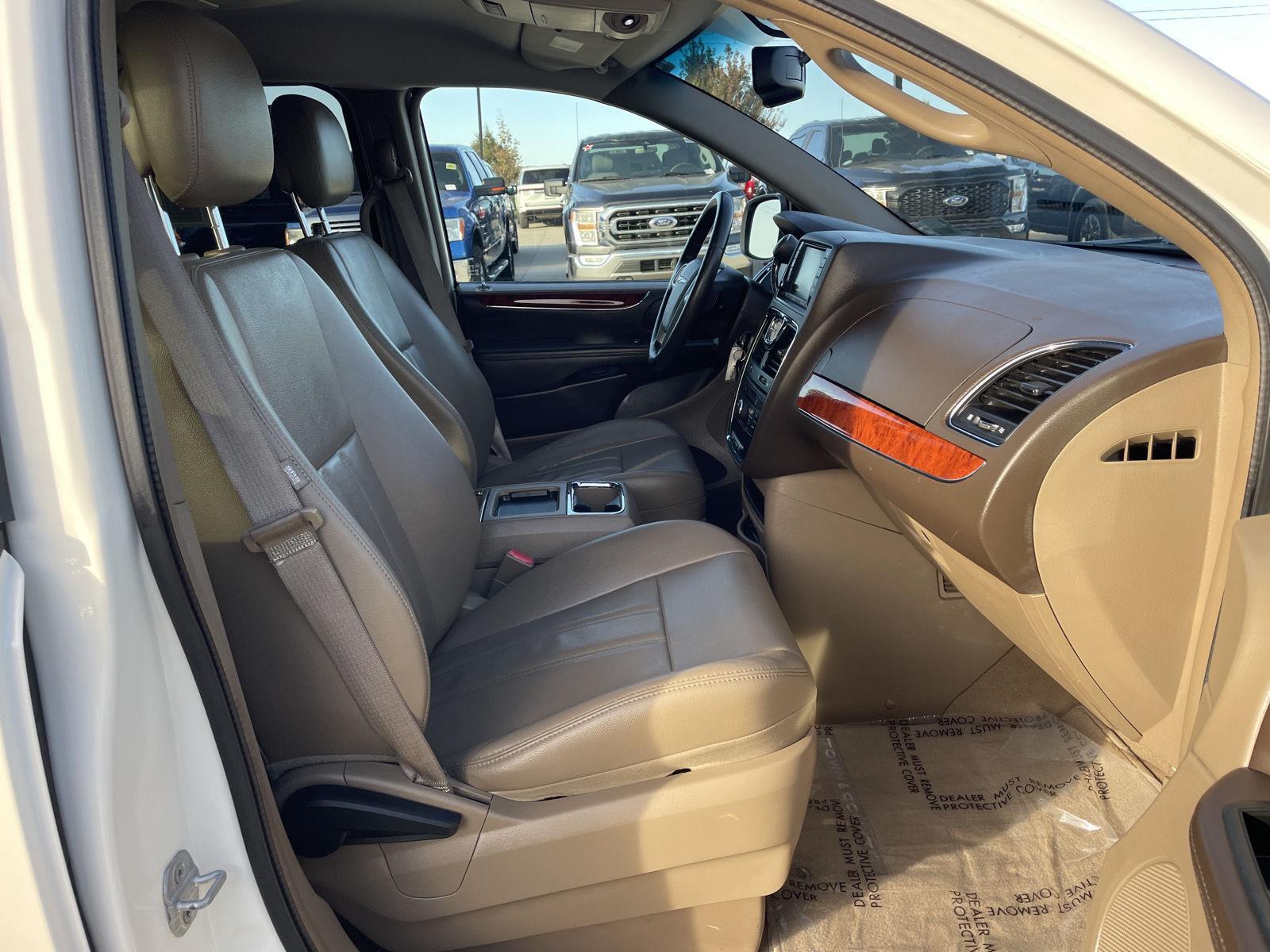 Used 2013 Chrysler Town and Country for sale in Lincoln NE