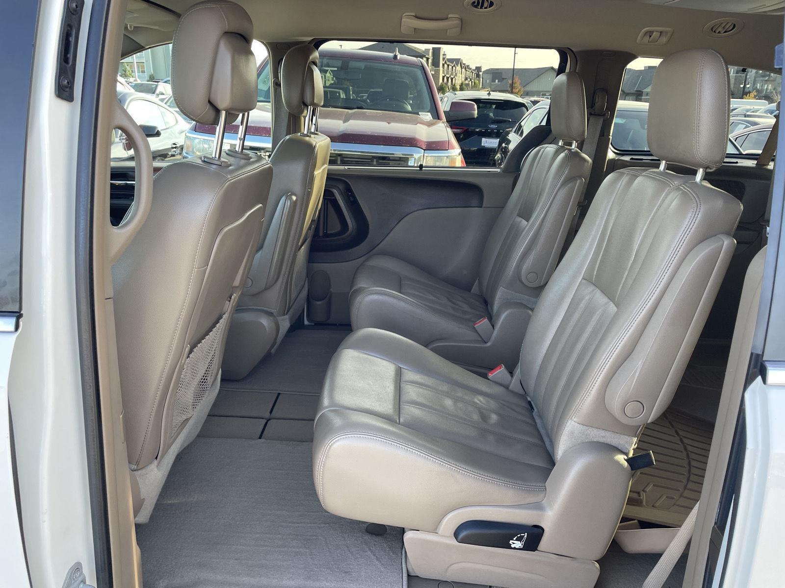 Used 2013 Chrysler Town and Country for sale in Lincoln NE