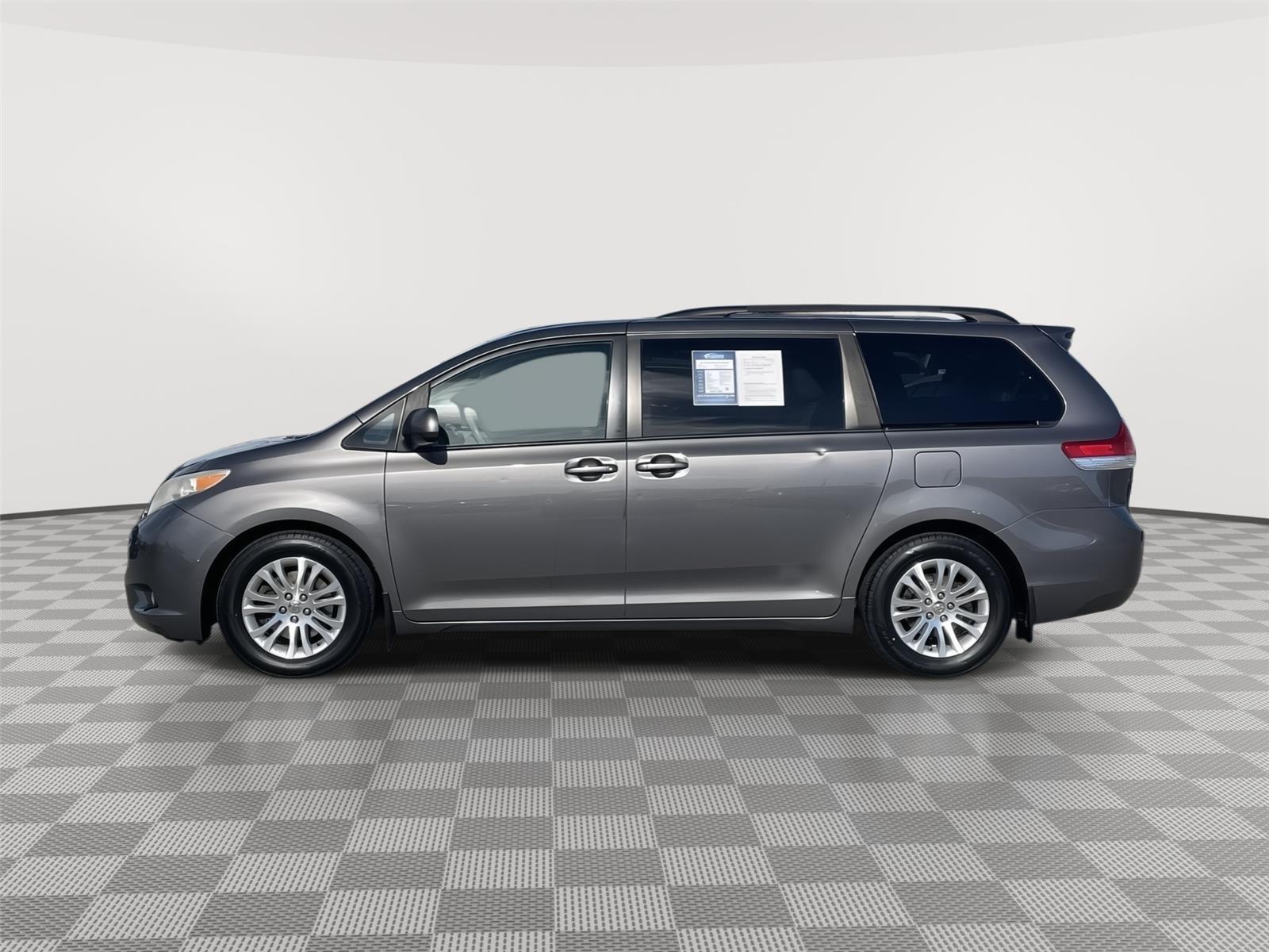Used 2013 Toyota Sienna XLE 8-Passenger Minivan for sale in Lincoln NE
