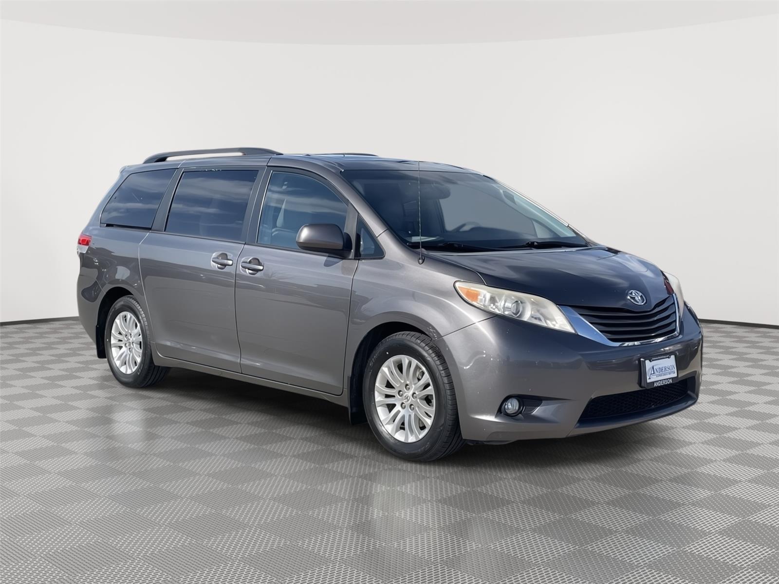 Used 2013 Toyota Sienna XLE 8-Passenger Minivan for sale in Lincoln NE