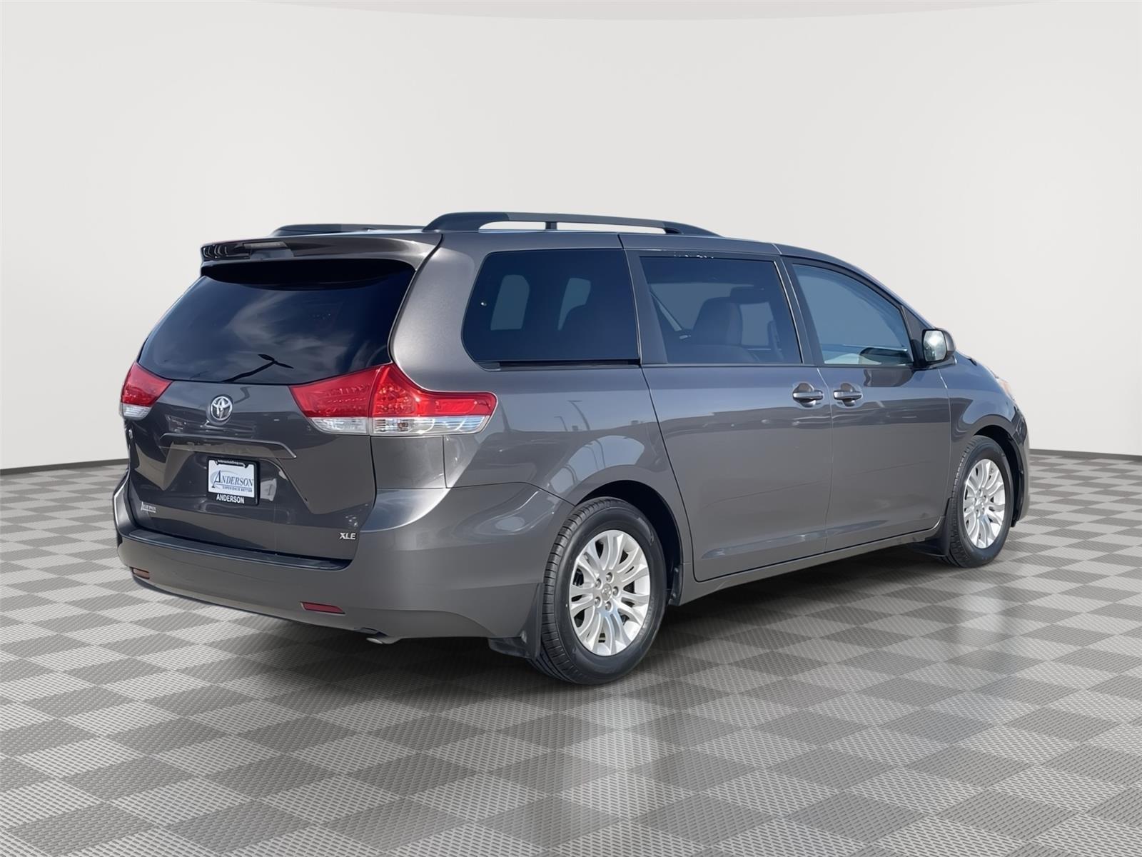 Used 2013 Toyota Sienna XLE 8-Passenger Minivan for sale in Lincoln NE