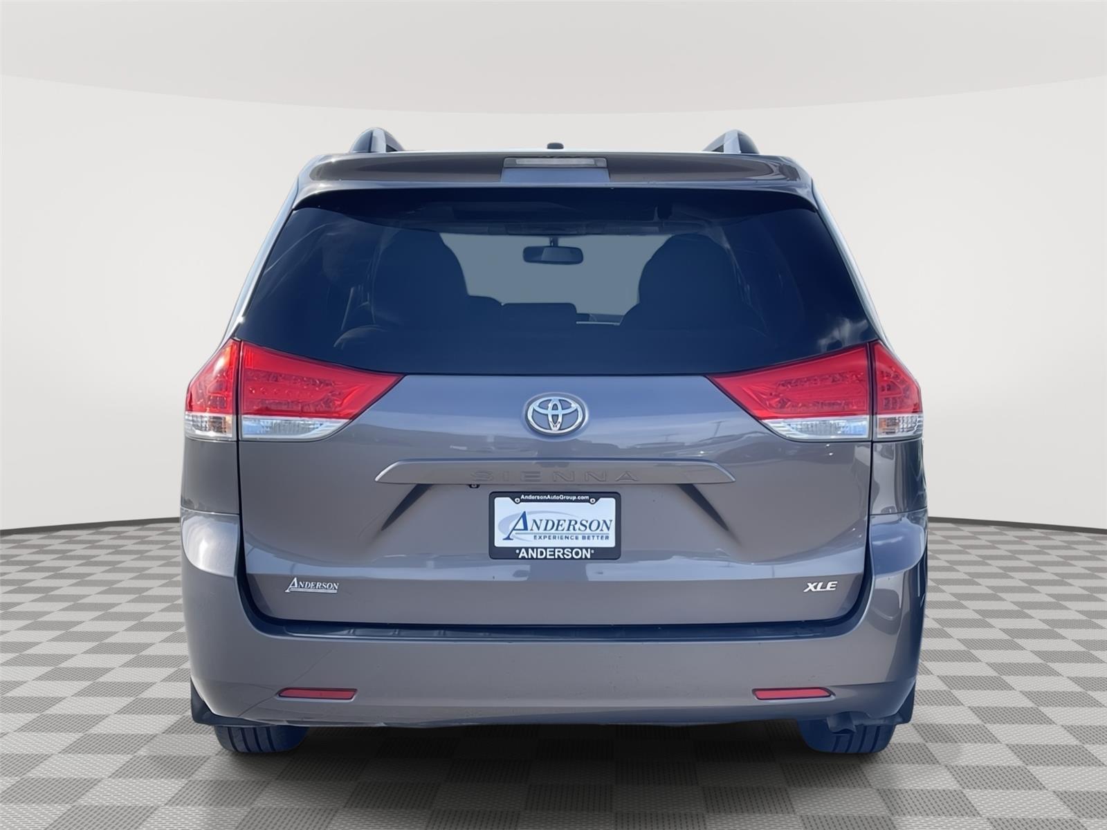 Used 2013 Toyota Sienna XLE 8-Passenger Minivan for sale in Lincoln NE