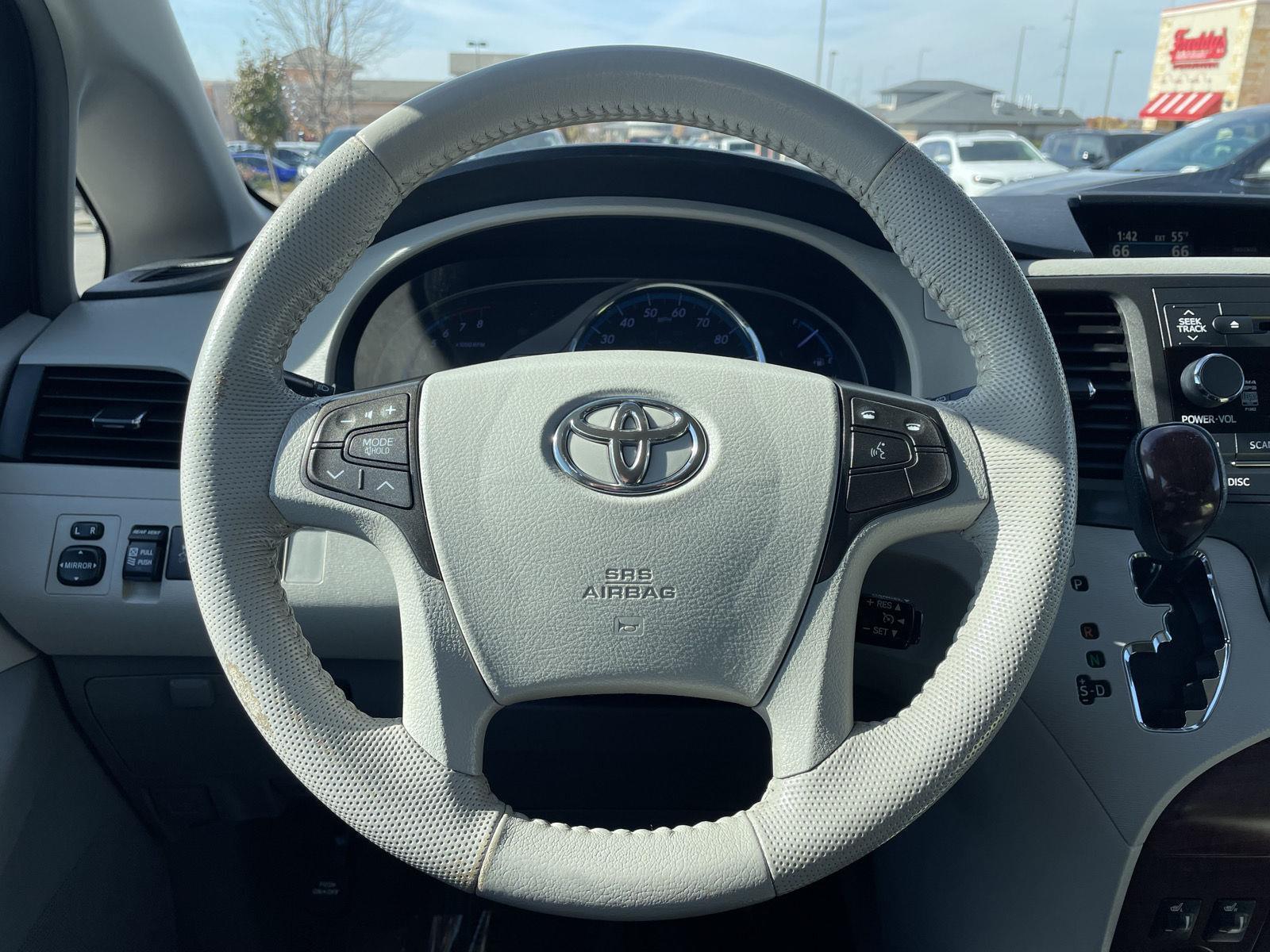 Used 2013 Toyota Sienna XLE 8-Passenger Minivan for sale in Lincoln NE