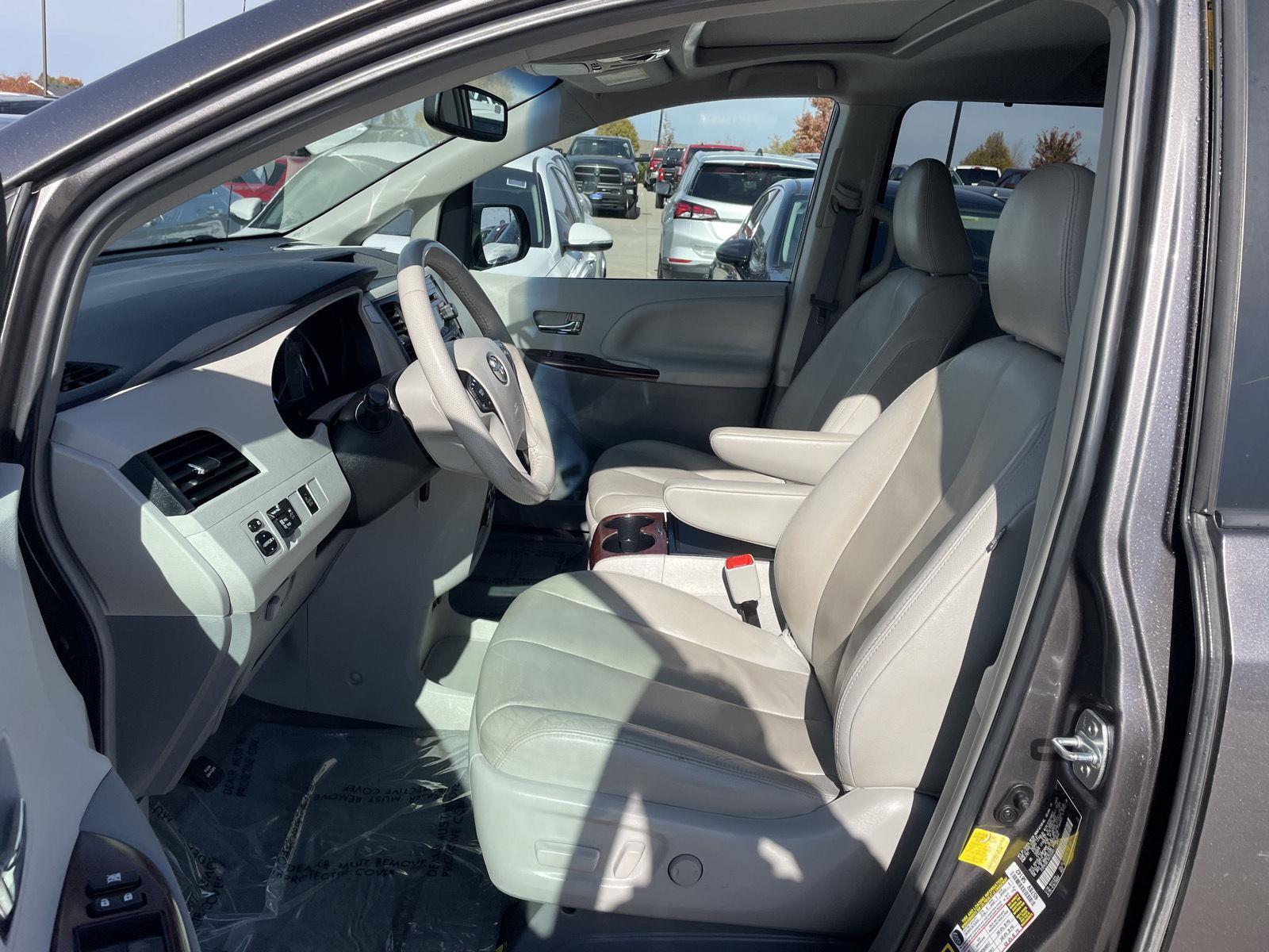 Used 2013 Toyota Sienna XLE 8-Passenger Minivan for sale in Lincoln NE