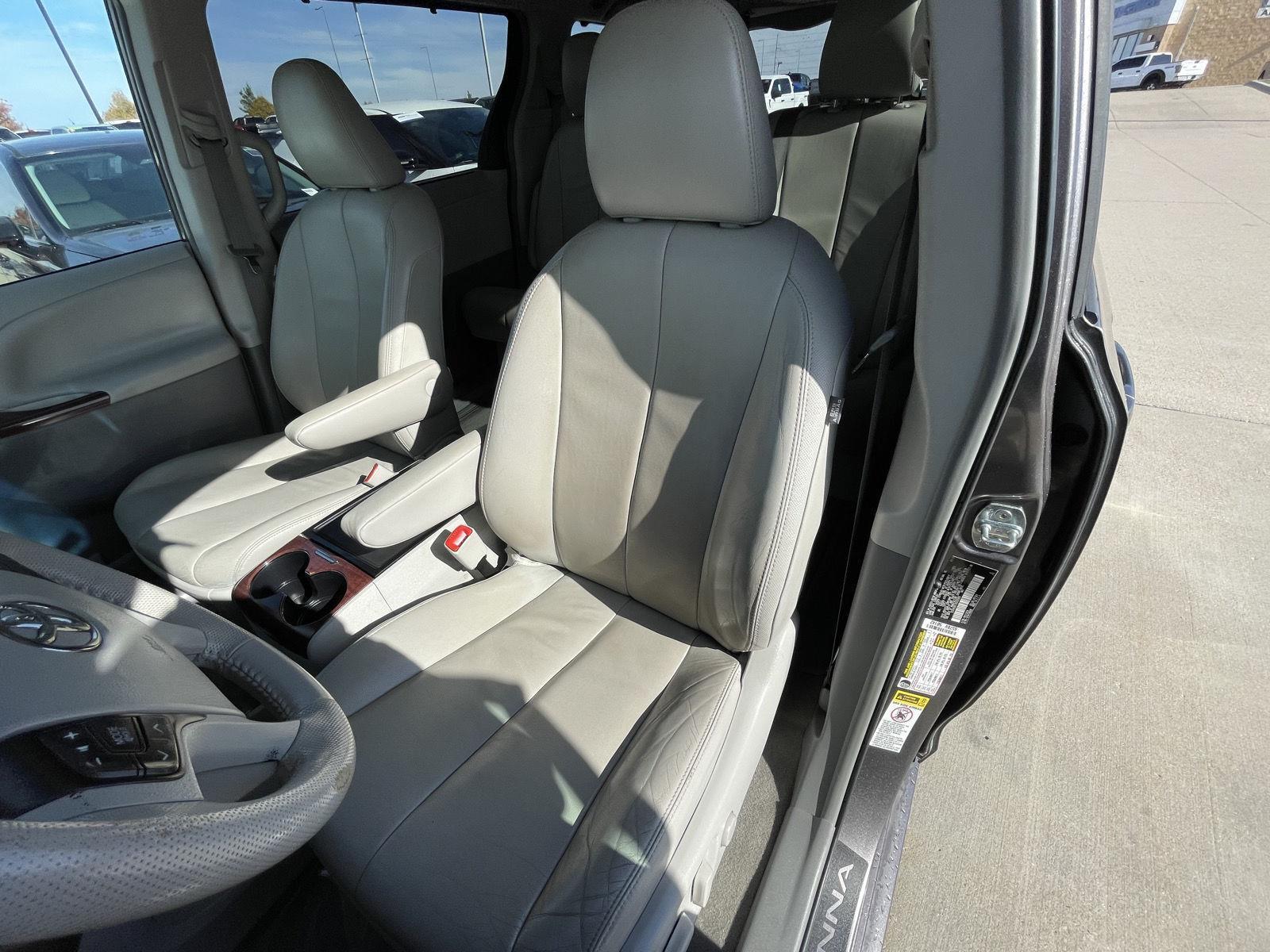 Used 2013 Toyota Sienna XLE 8-Passenger Minivan for sale in Lincoln NE