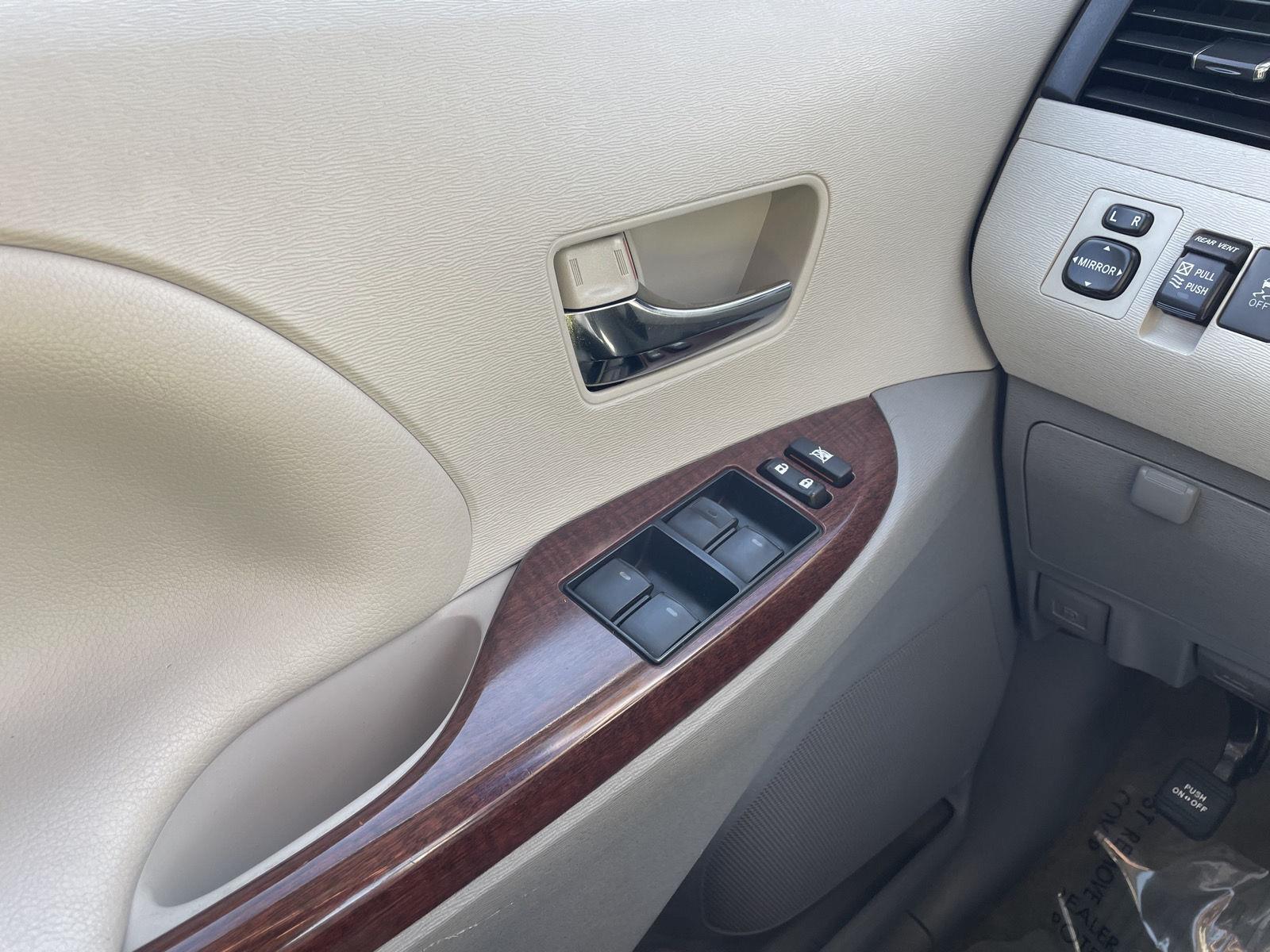 Used 2013 Toyota Sienna XLE 8-Passenger Minivan for sale in Lincoln NE