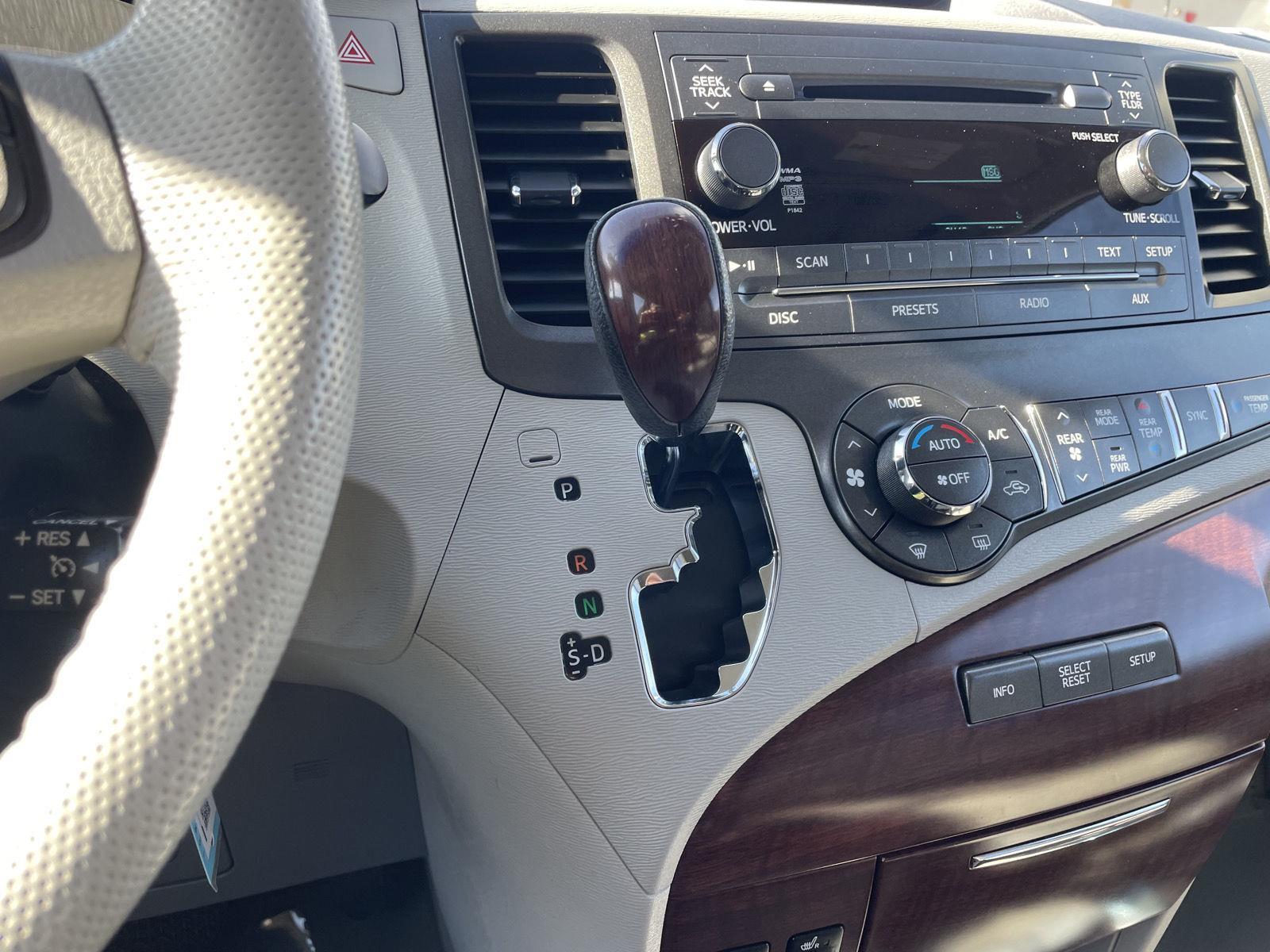 Used 2013 Toyota Sienna XLE 8-Passenger Minivan for sale in Lincoln NE