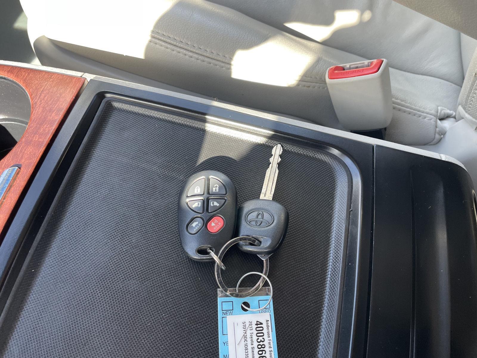 Used 2013 Toyota Sienna XLE 8-Passenger Minivan for sale in Lincoln NE