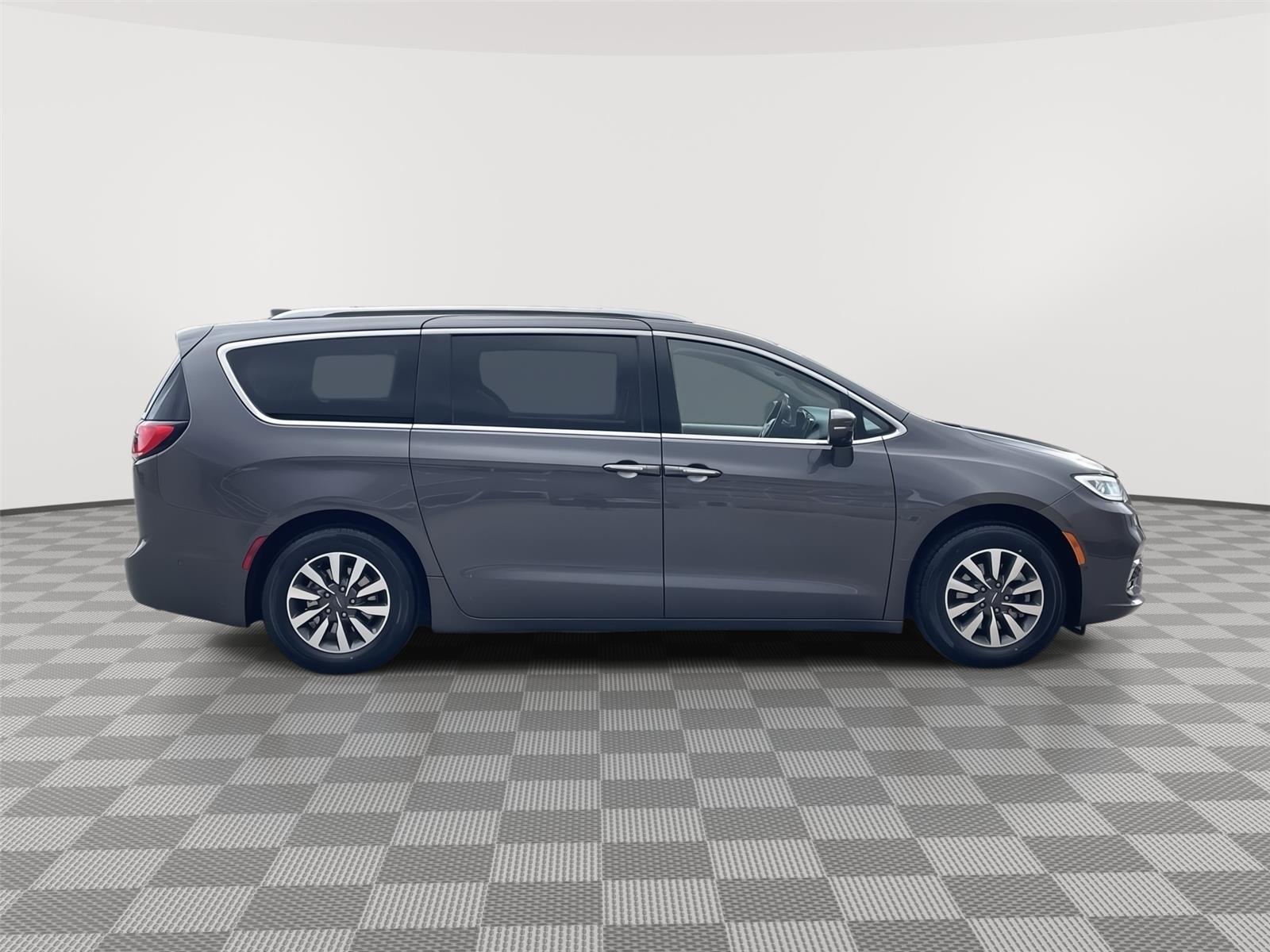 Used 2021 Chrysler Pacifica Hybrid Touring L Minivan for sale in Lincoln NE