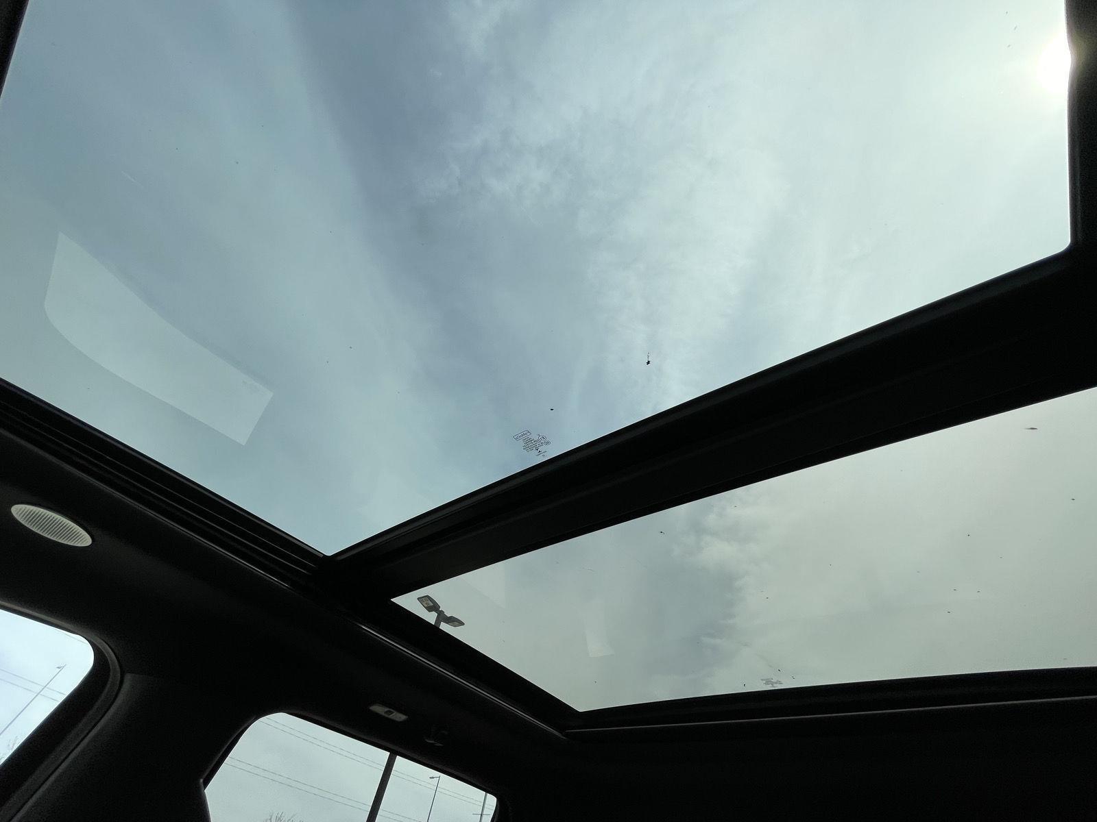 Vehicle photo 23