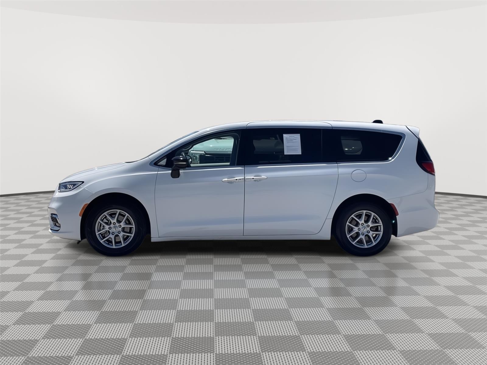 Used 2024 Chrysler Pacifica for sale in Lincoln NE