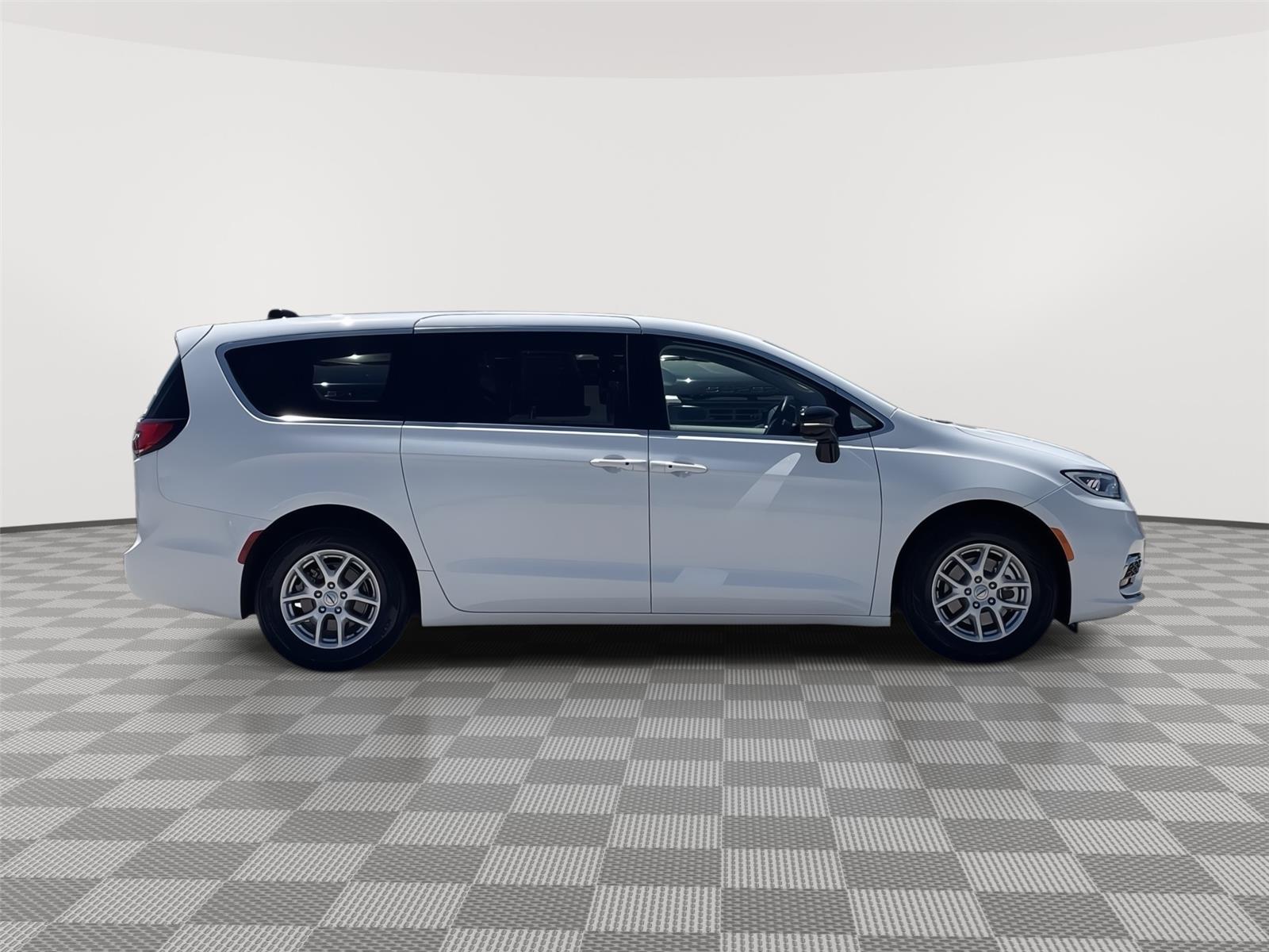 Used 2024 Chrysler Pacifica for sale in Lincoln NE
