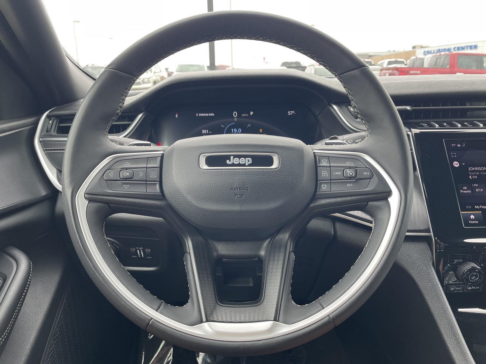 Vehicle photo 12