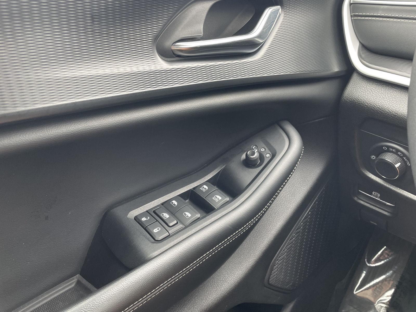 Vehicle photo 29