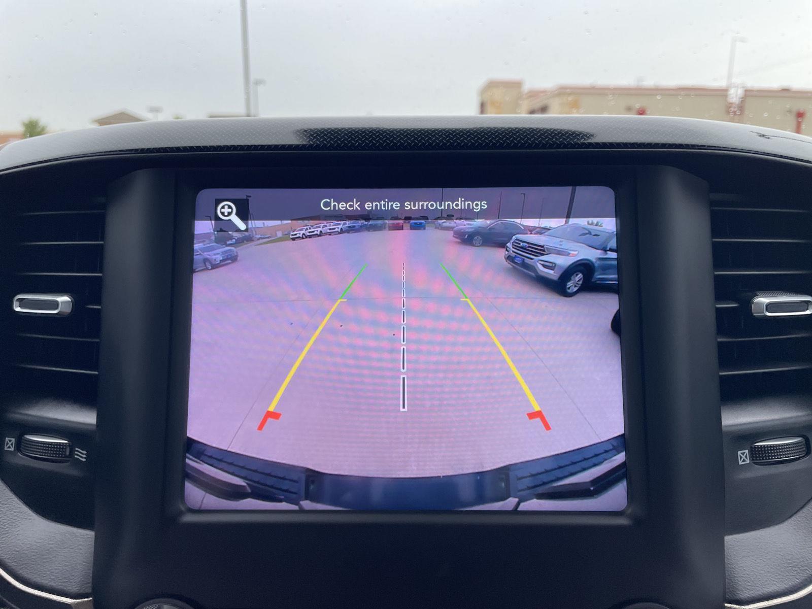 Vehicle photo 23