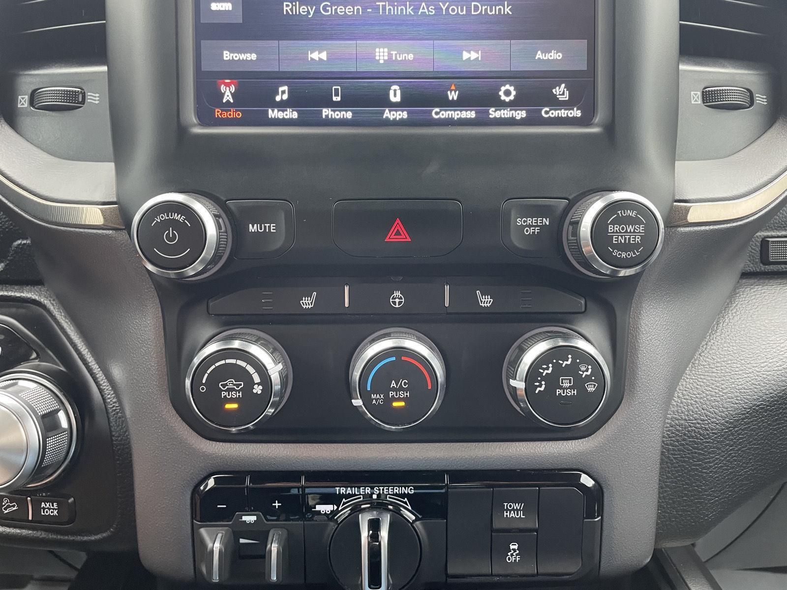 Vehicle photo 25