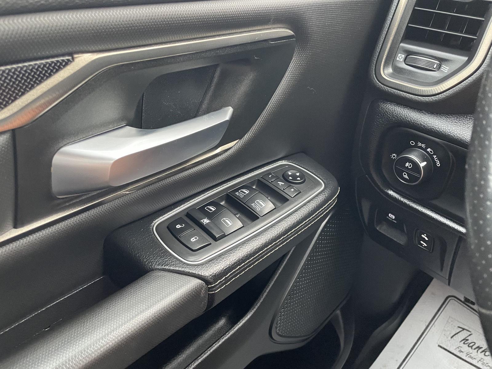 Vehicle photo 29