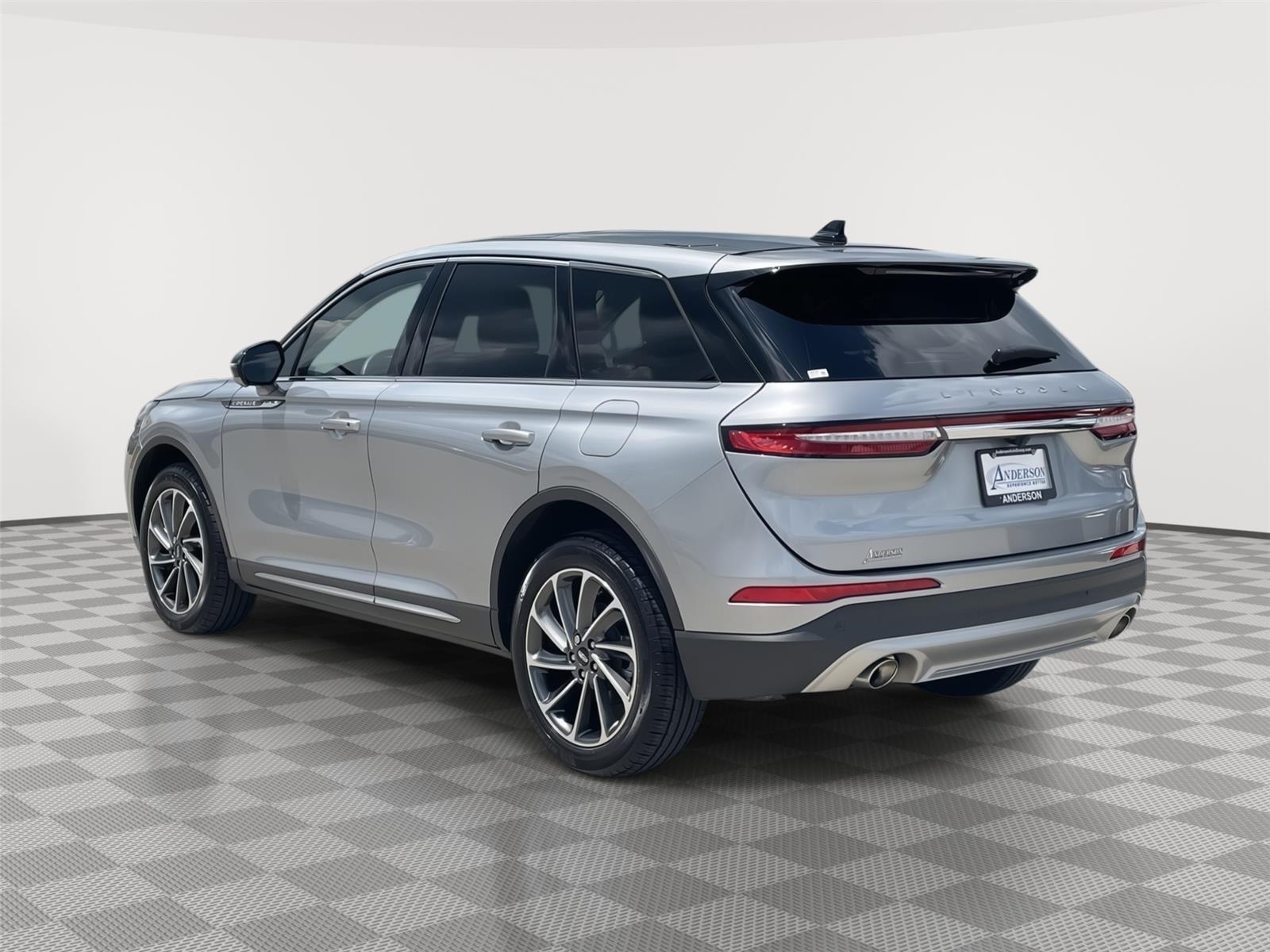 Vehicle photo 9