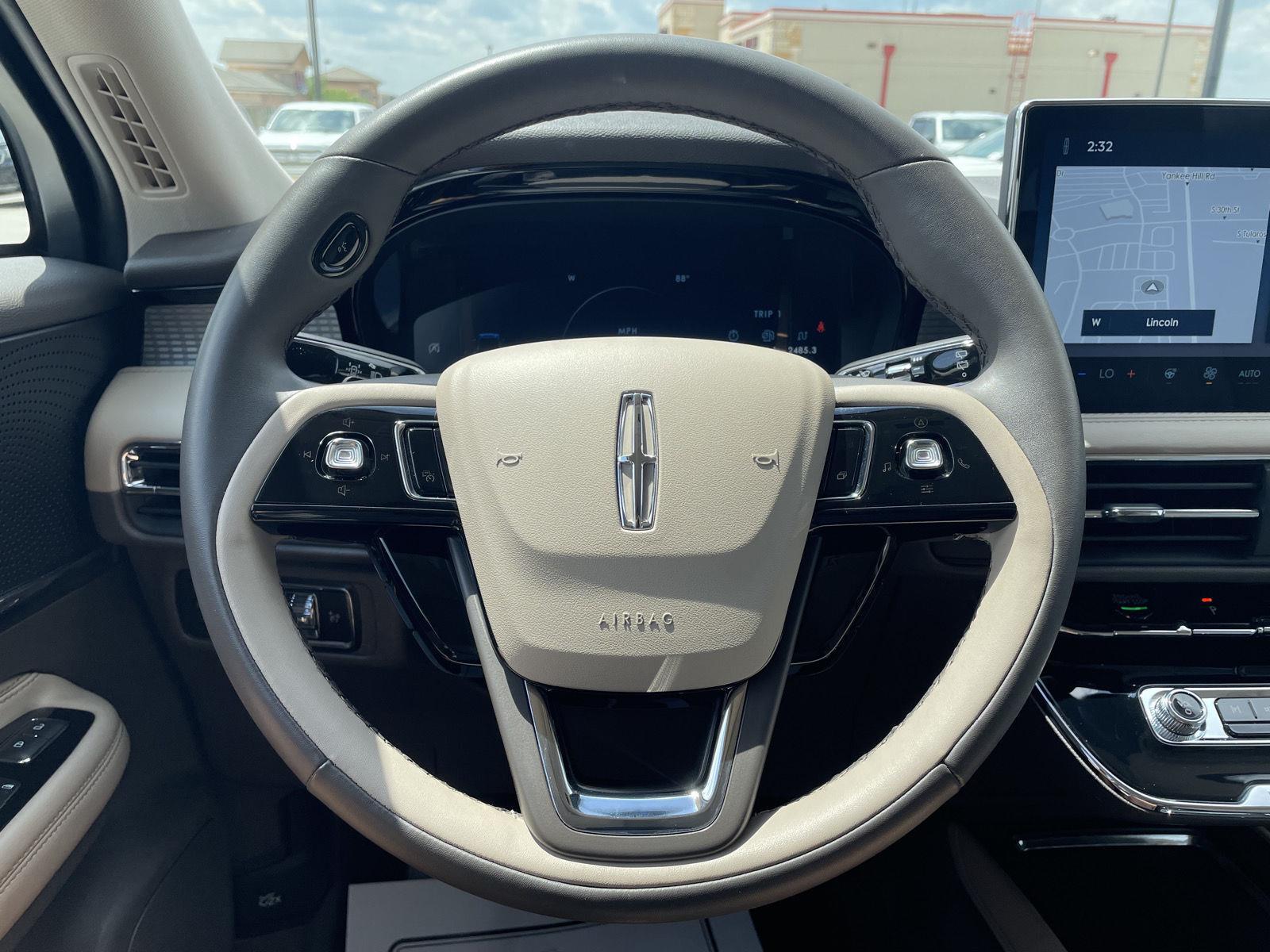 Vehicle photo 12