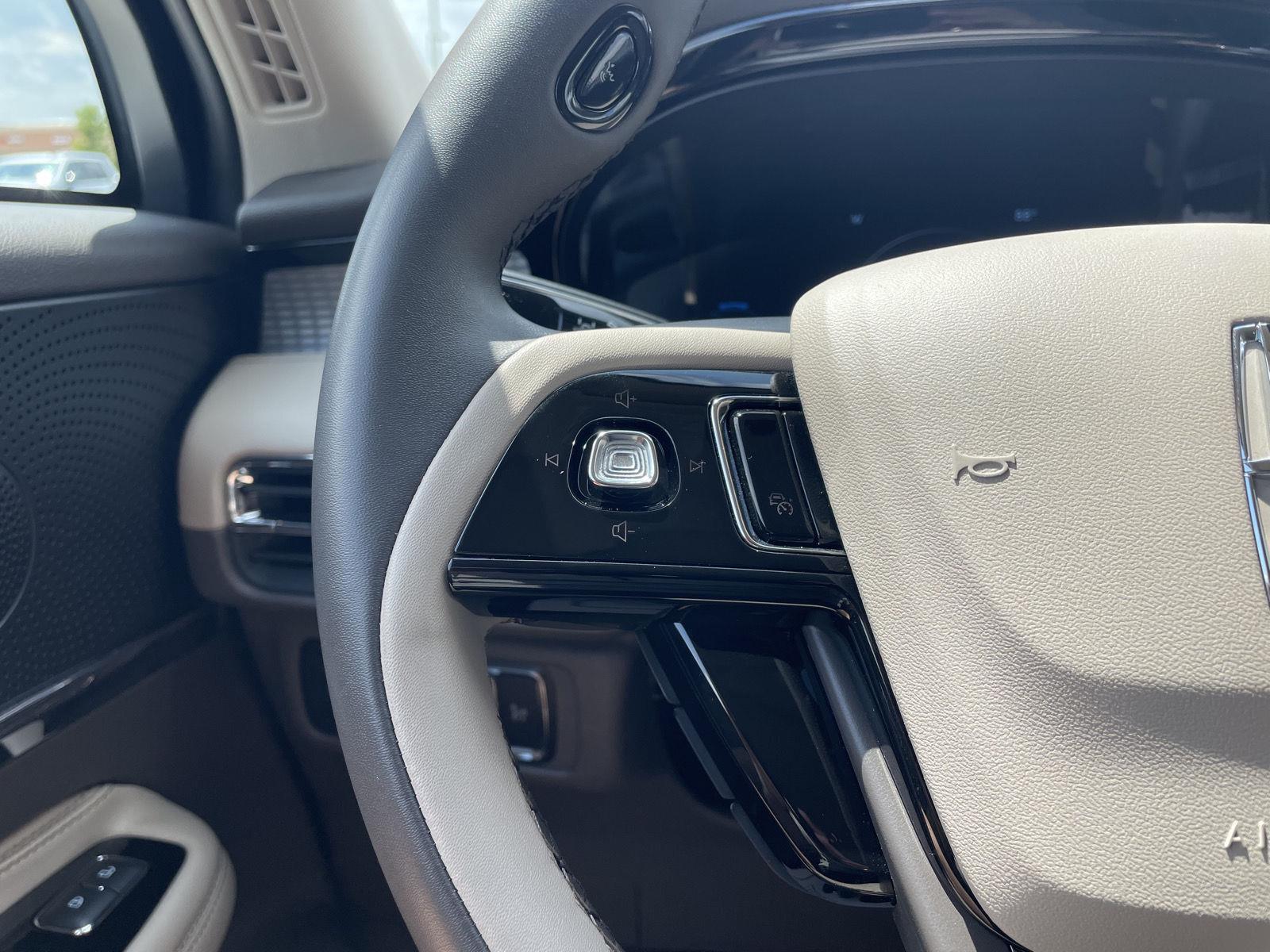 Vehicle photo 13