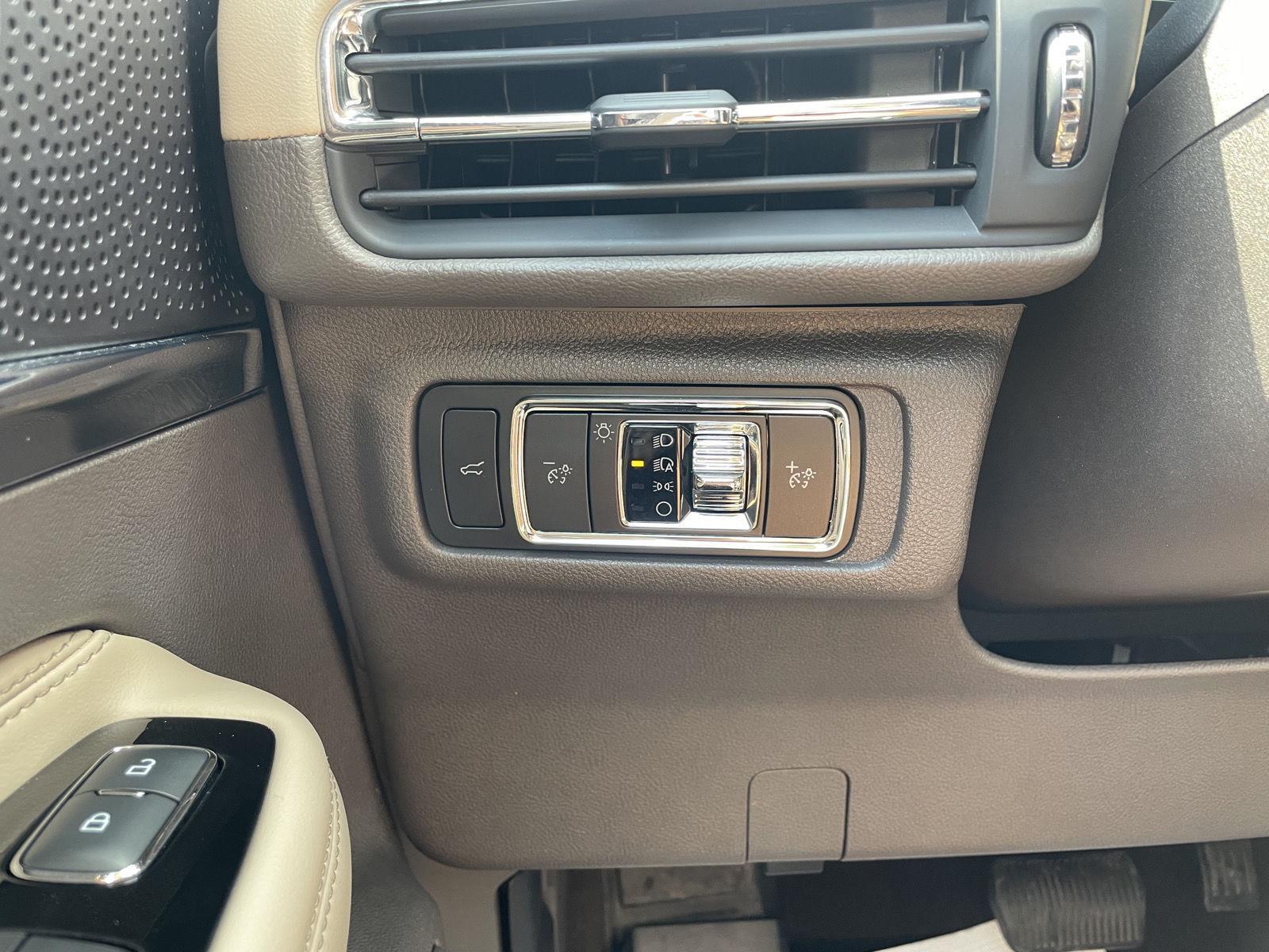 Vehicle photo 16