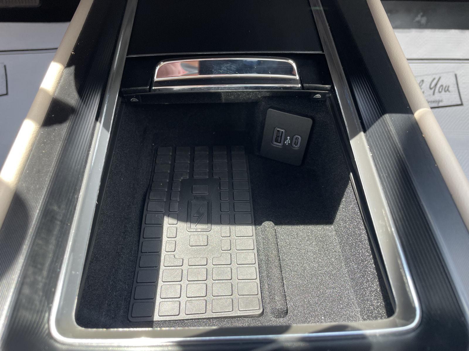 Vehicle photo 30