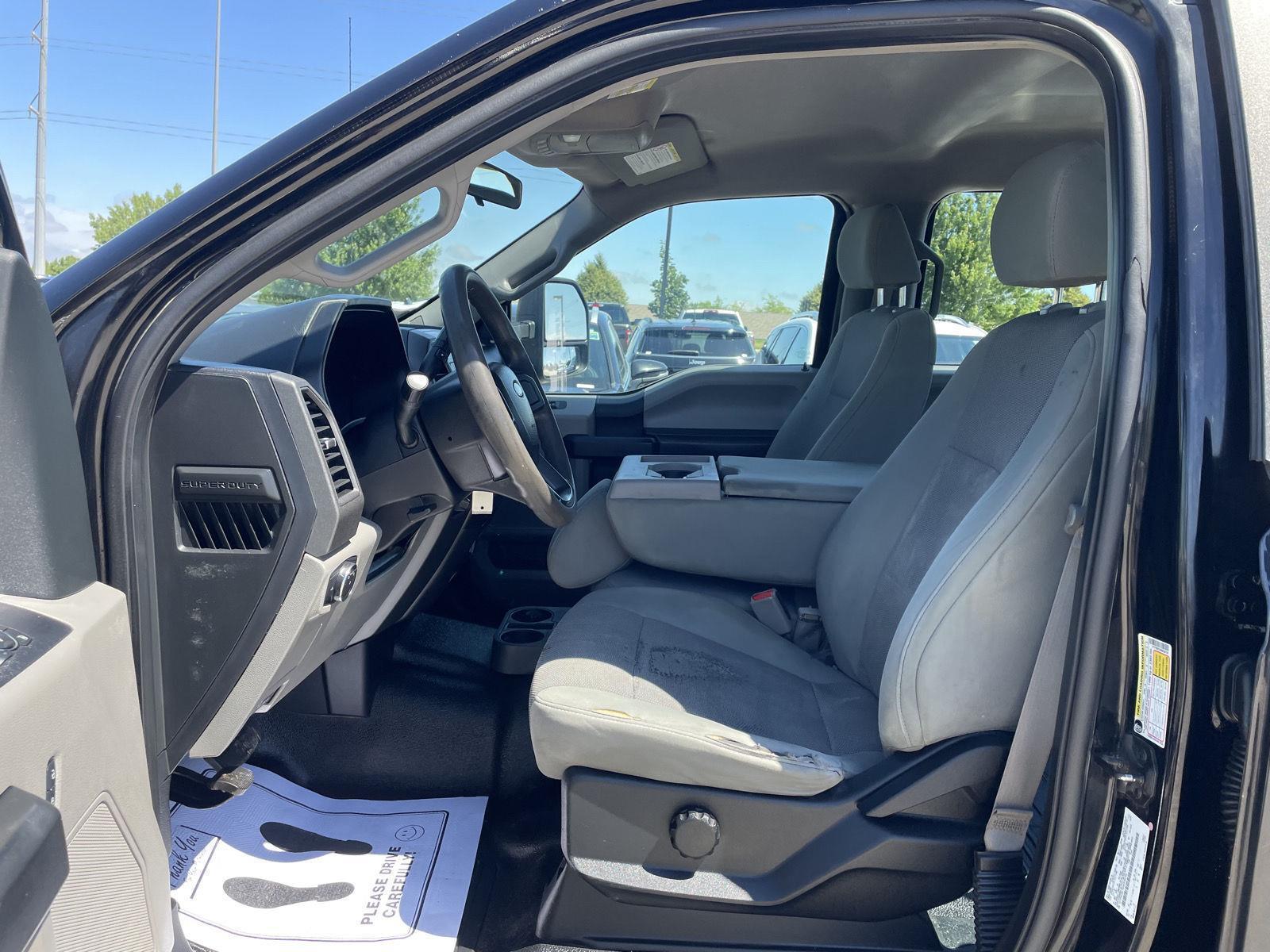 Vehicle photo 16