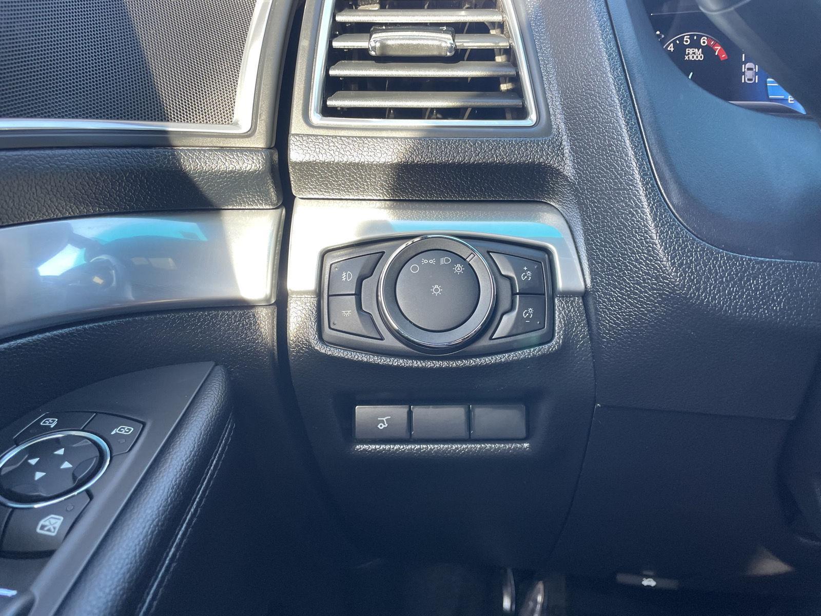 Vehicle photo 16