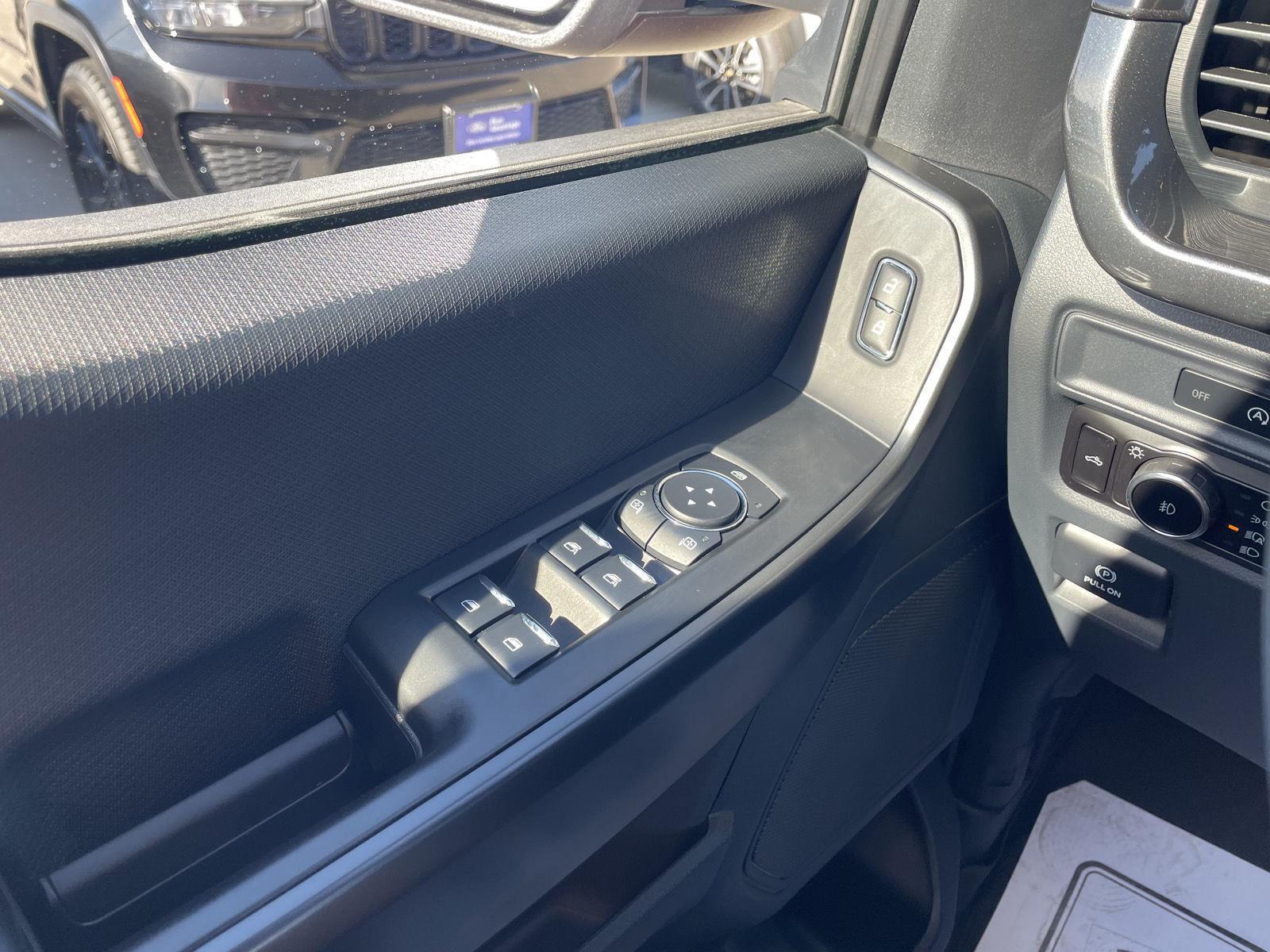 Vehicle photo 28