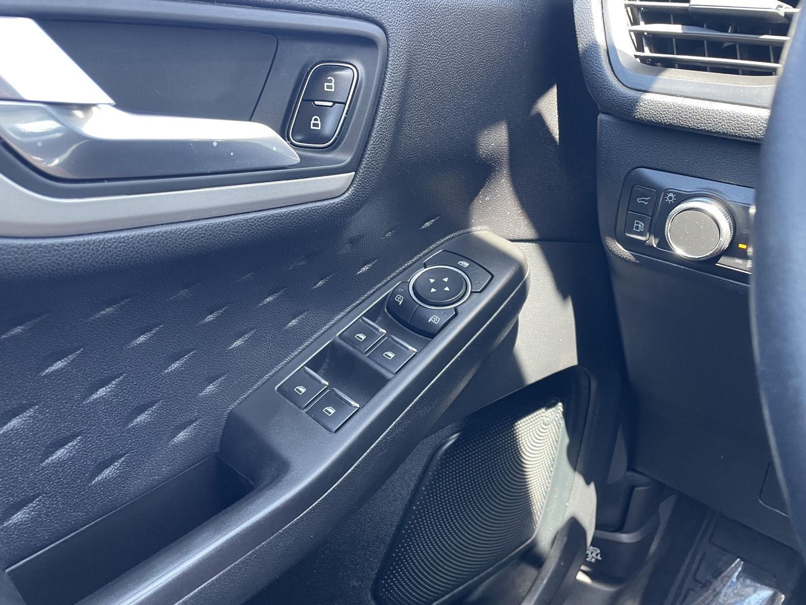 Vehicle photo 30