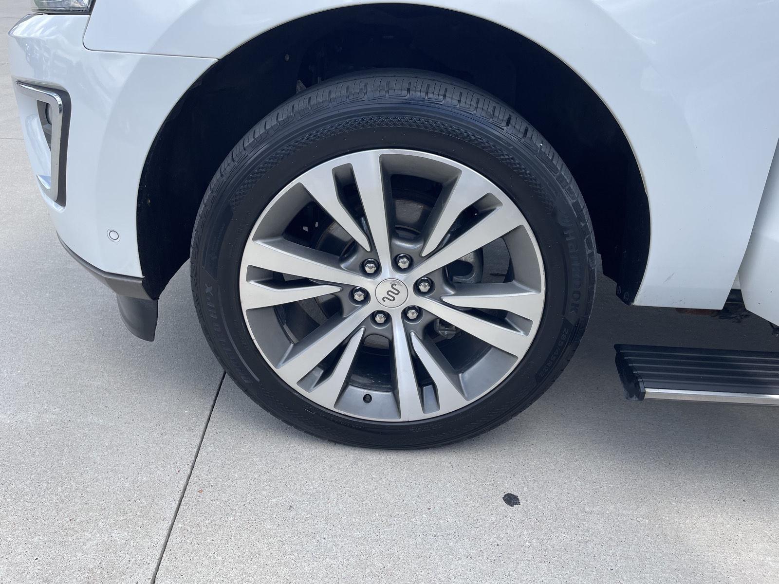 Vehicle photo 10