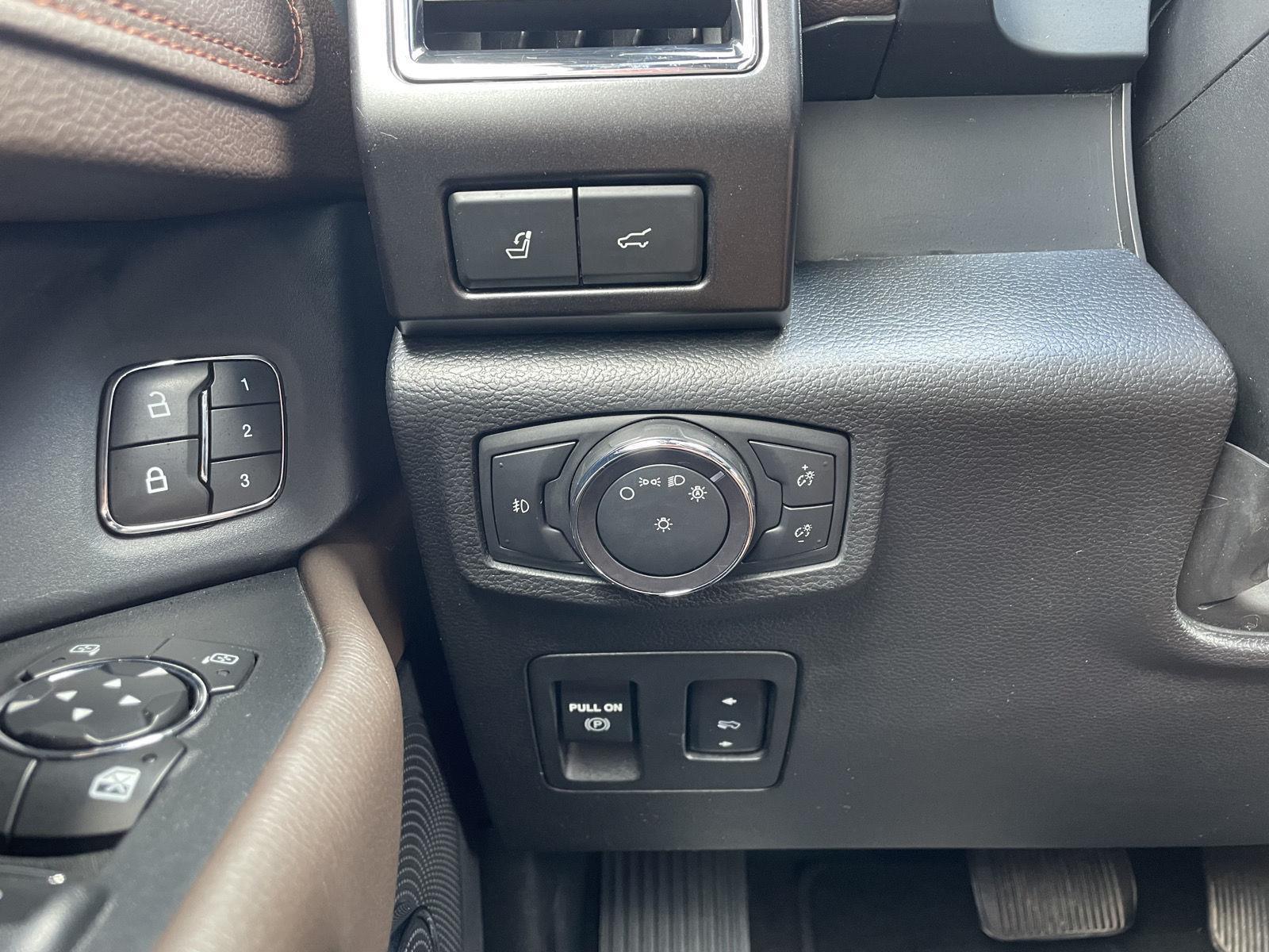 Vehicle photo 16