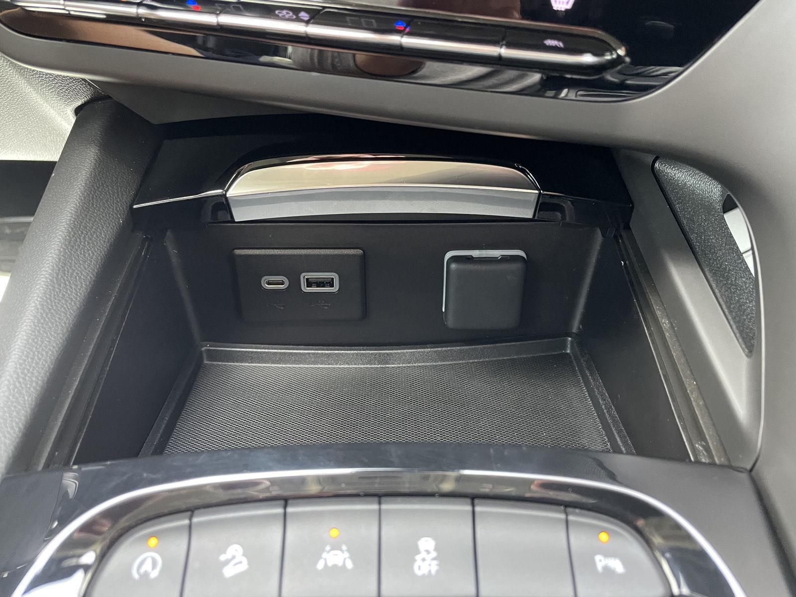 Vehicle photo 28