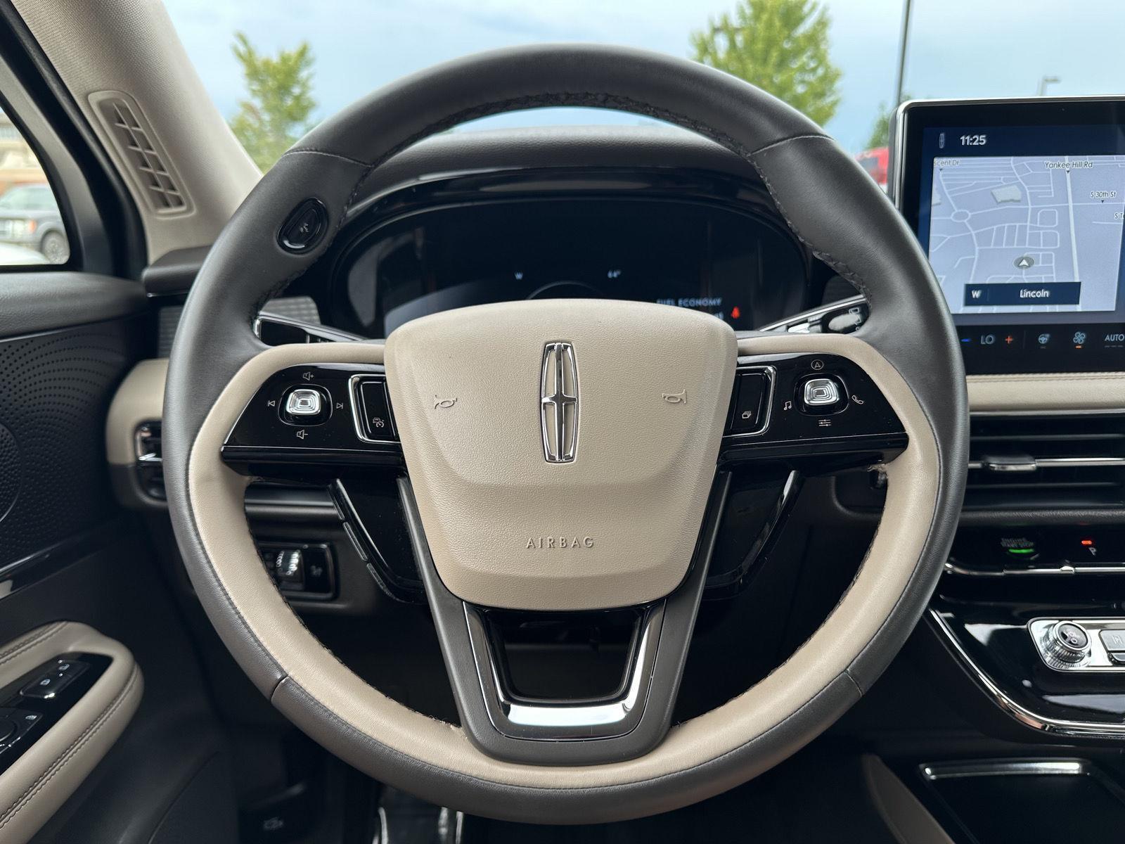 Vehicle photo 12