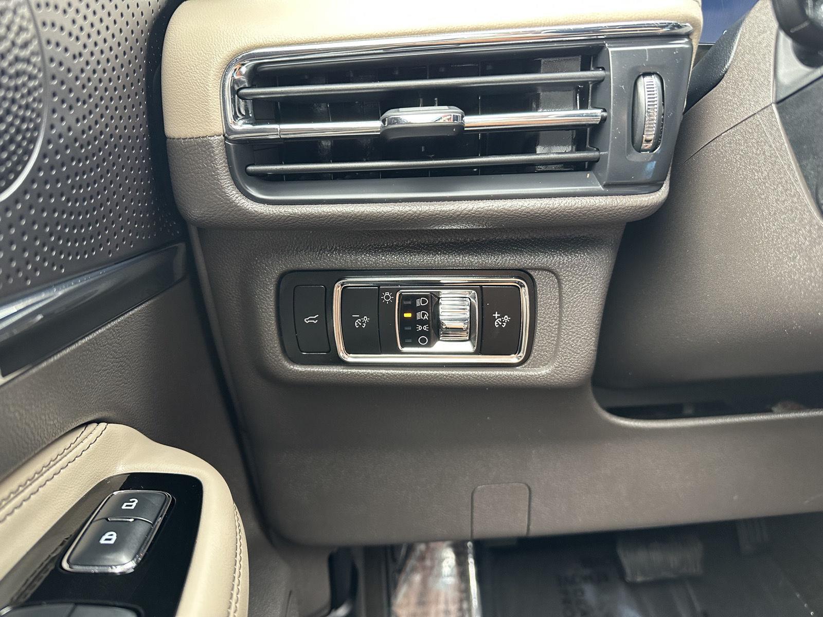Vehicle photo 16