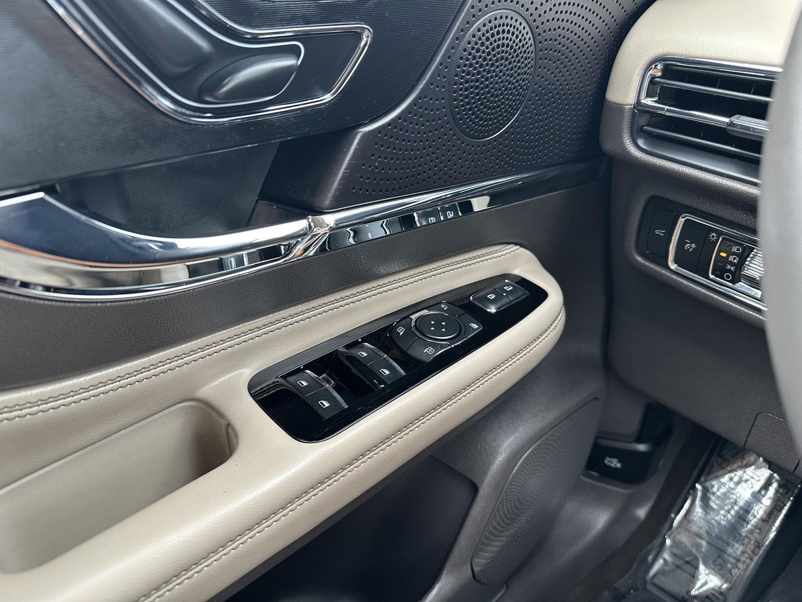 Vehicle photo 30