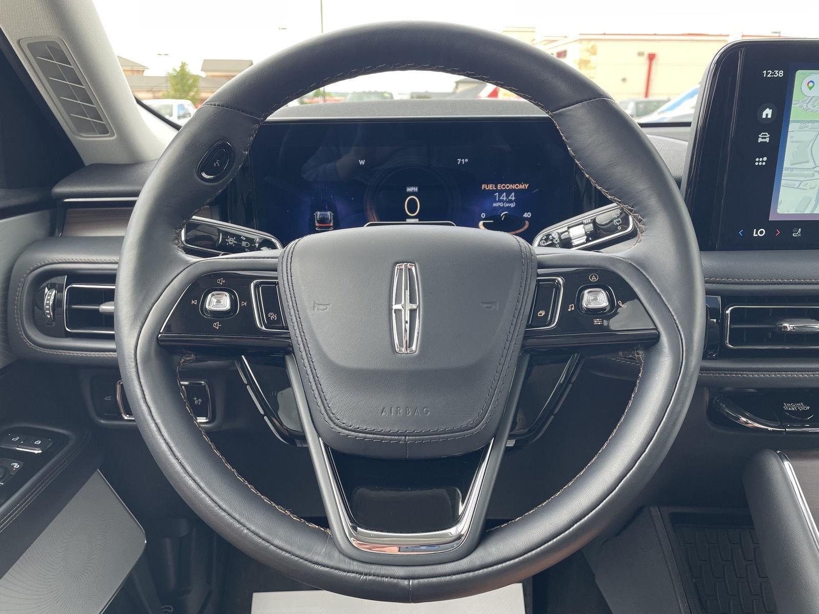 Vehicle photo 12