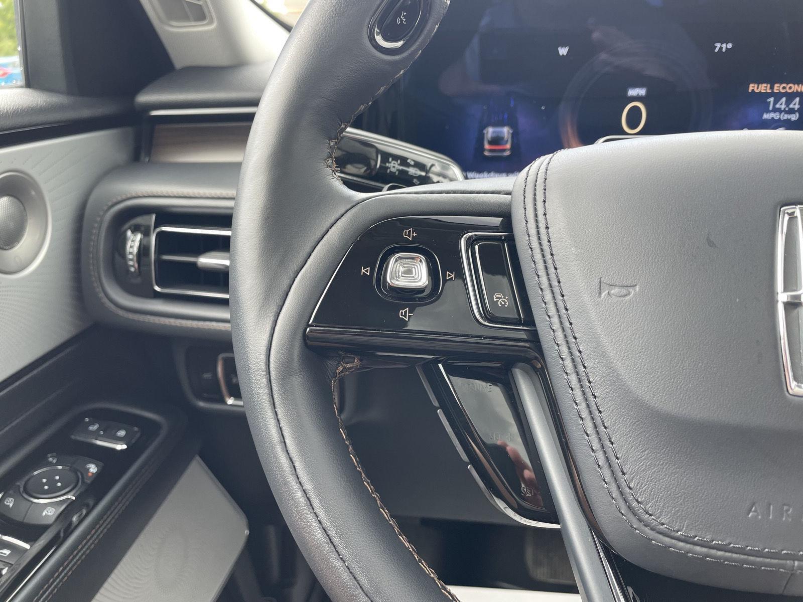 Vehicle photo 13