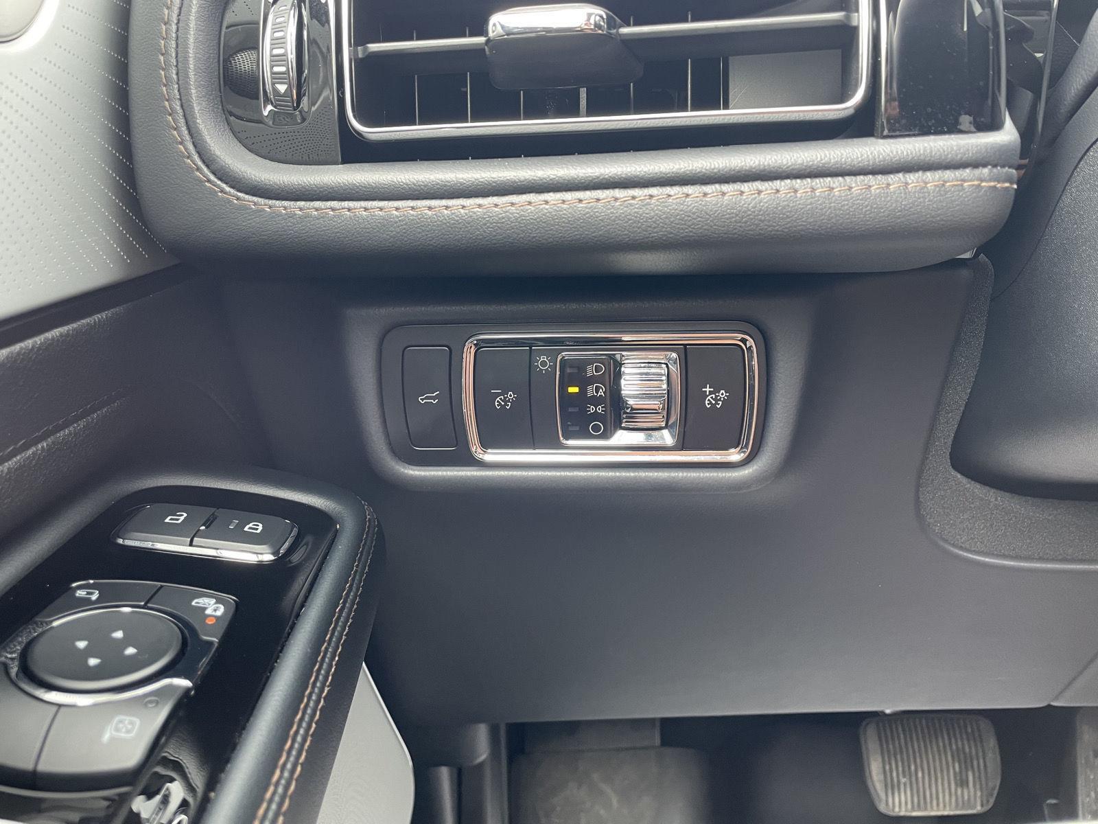 Vehicle photo 16