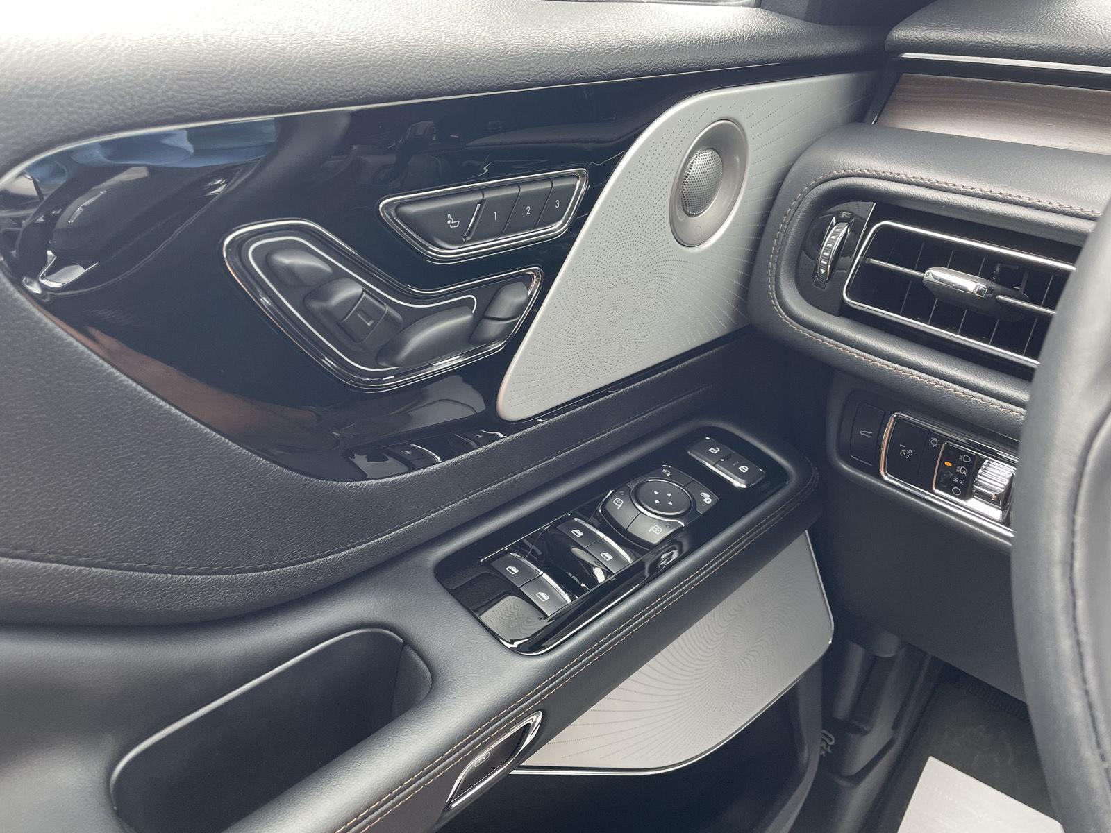 Vehicle photo 34
