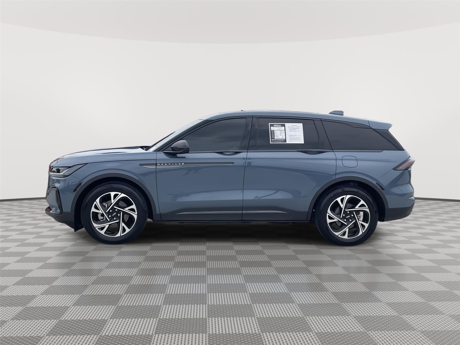Vehicle photo 2