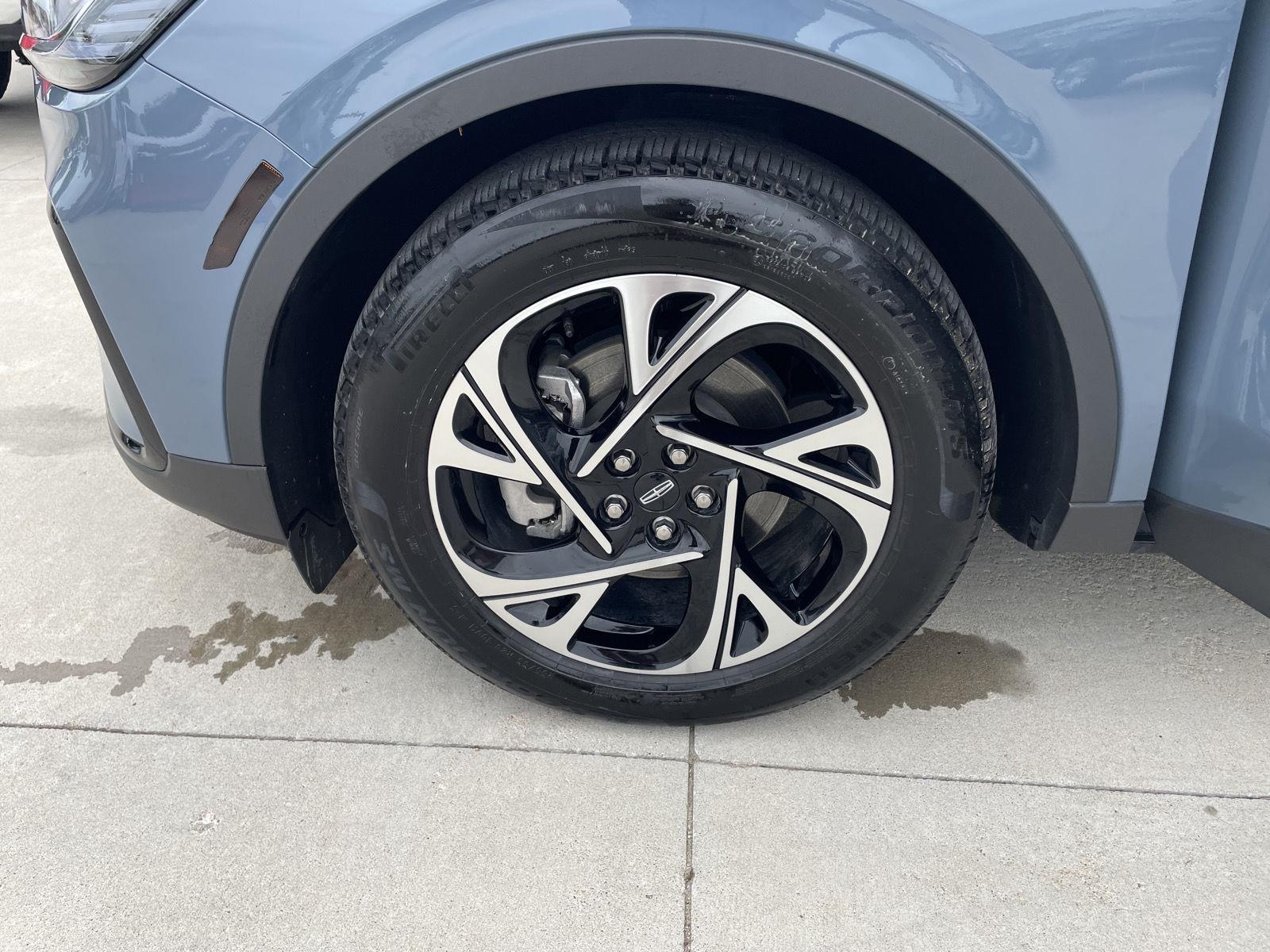Vehicle photo 10