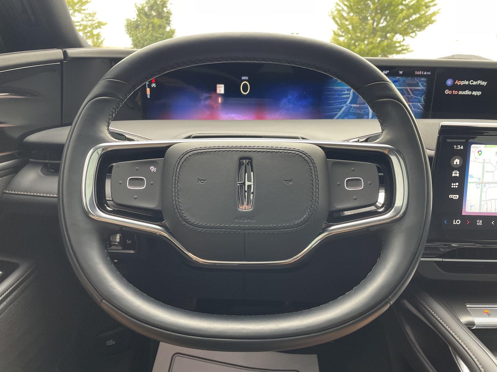 Vehicle photo 12