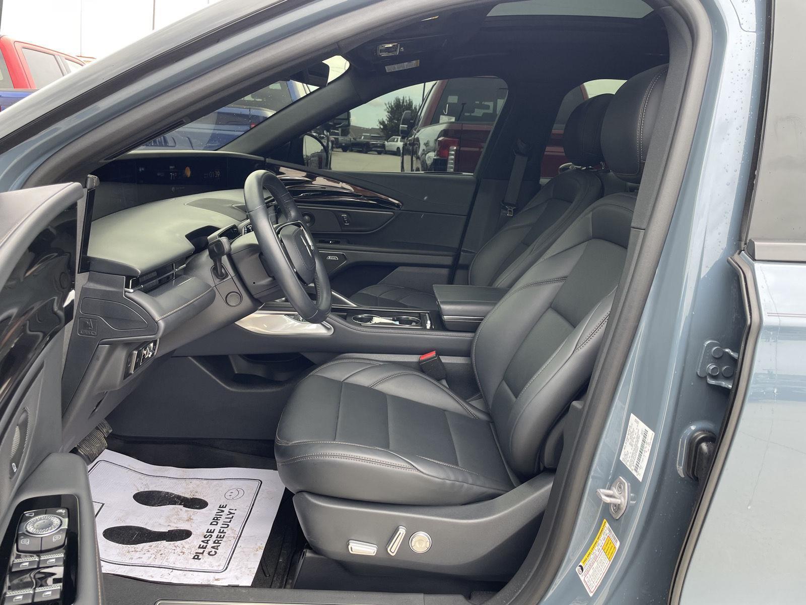 Vehicle photo 17